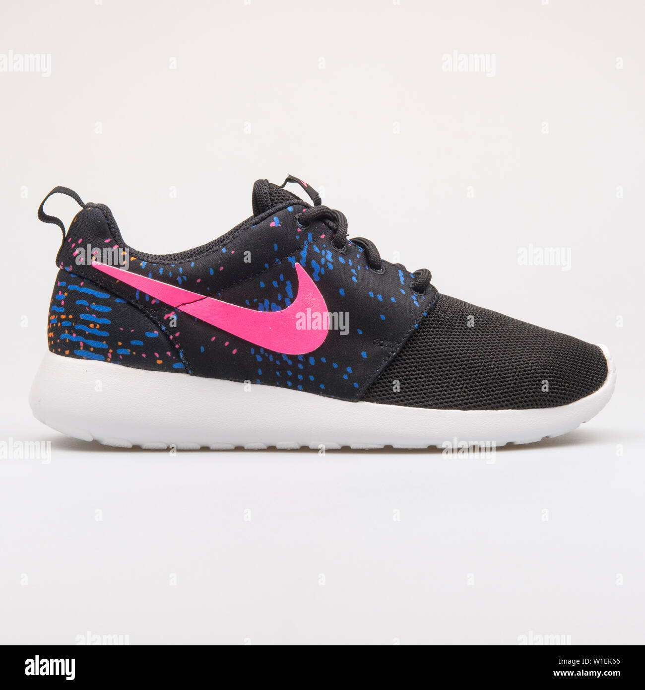 Viena, Austria - Agosto 28, 2017: Nike Roshe impresión de zapatillas rosas y negros sobre fondo blanco Fotografía de stock