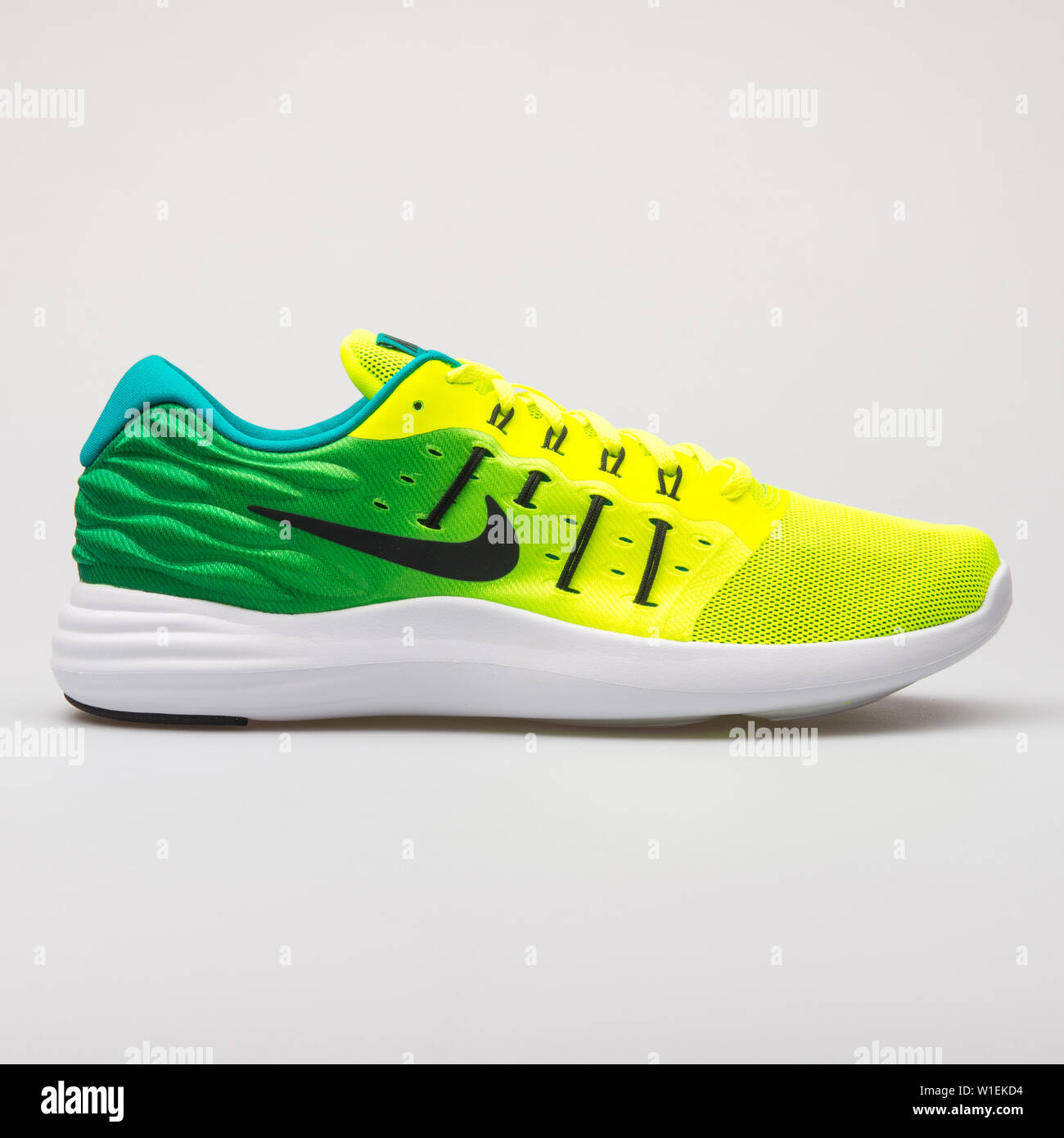 Nike white running shoes fotografías imágenes de alta resolución - Página 13 - Alamy