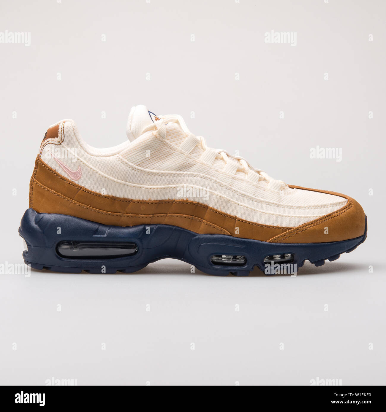 Austria Agosto 28, 2017: Air Max 95 Premium blanco, marrón y azul marino zapatillas sobre fondo blanco Fotografía de stock - Alamy