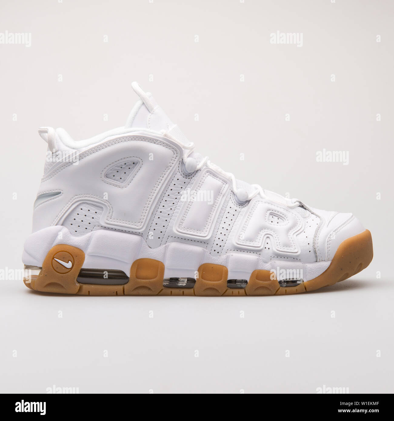 Viena, Austria - Agosto 28, 2017: Nike Air más Uptempo zapatillas blancas  sobre fondo blanco Fotografía de stock - Alamy