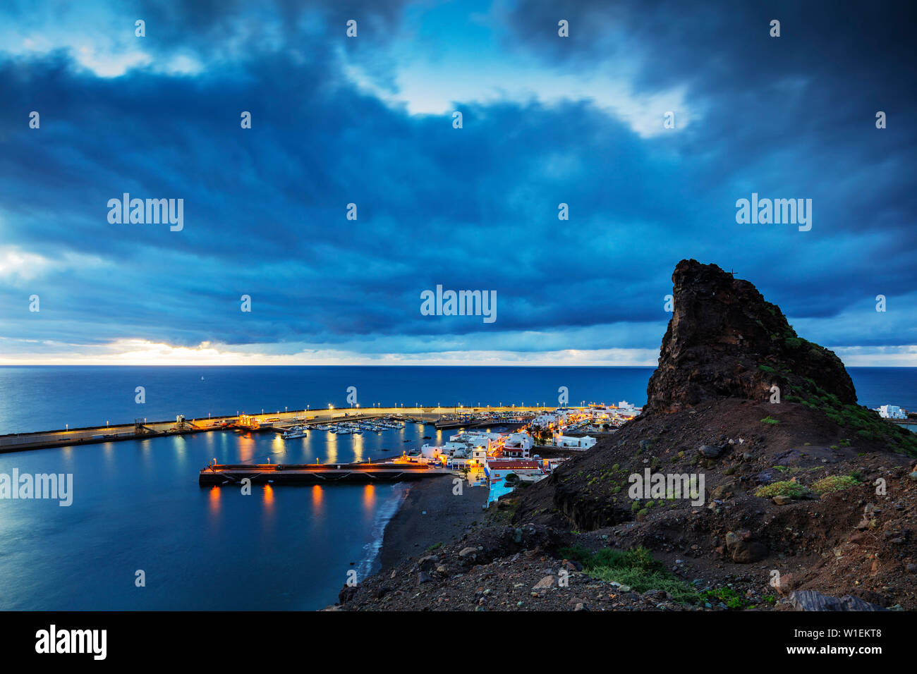 La costa y el puerto de Agaete, Gran Canaria, Islas Canarias, Atlántico, Europa Foto de stock