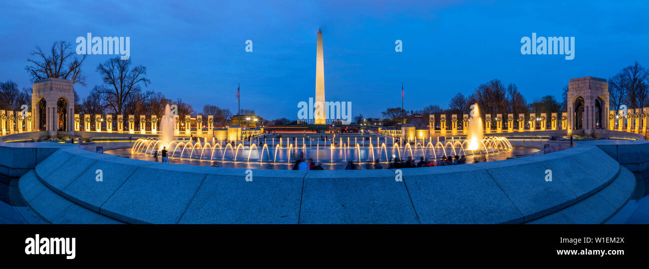 Vista del Washington Memorial y el Memorial de la Segunda Guerra Mundial iluminado al anochecer, en Washington, D.C., Estados Unidos de América, América del Norte Foto de stock