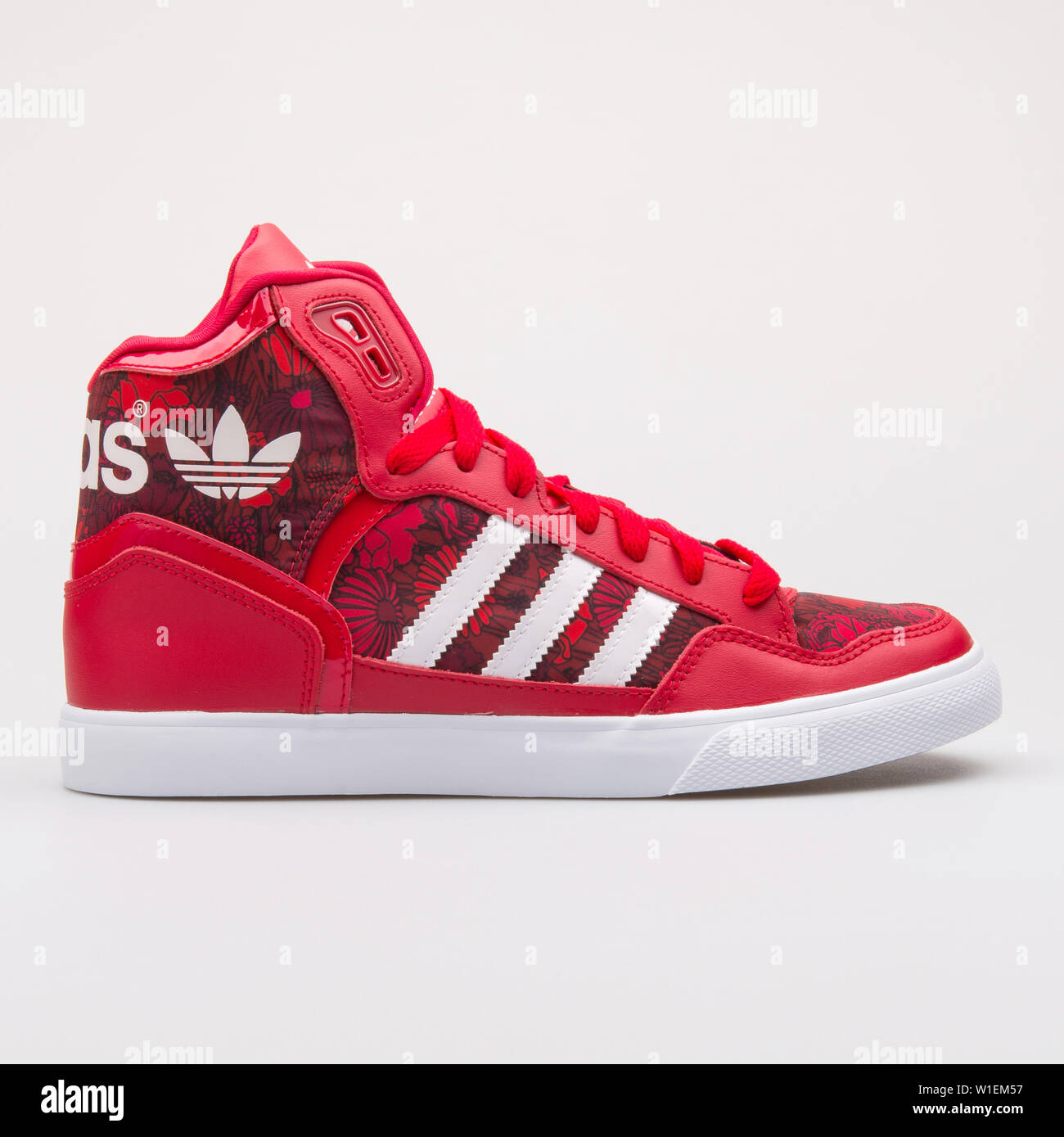 Austria - Agosto 28, 2017: Adidas Extaball zapatilla roja Fotografía de stock - Alamy