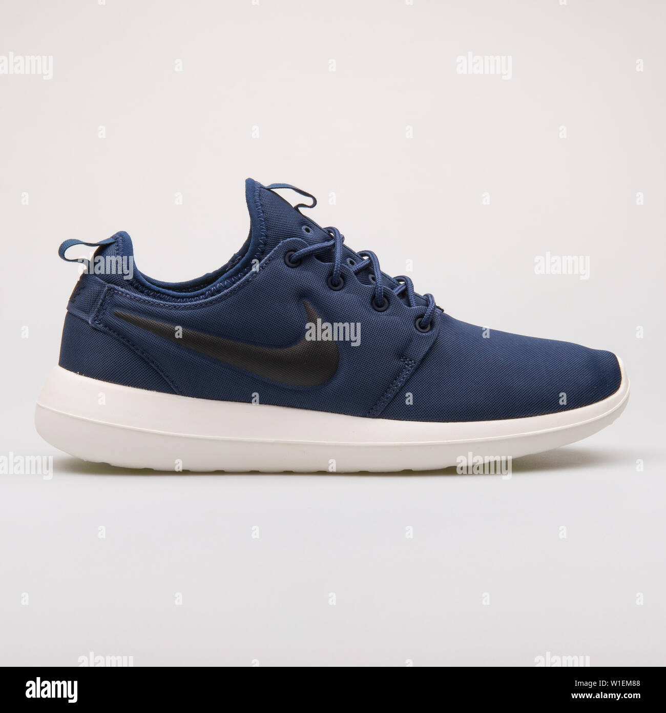 Viena, Austria - Agosto 28, 2017: Nike Roshe Dos zapatillas de color azul  marino sobre fondo blanco Fotografía de stock - Alamy