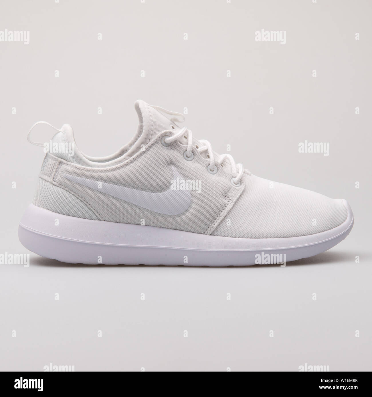 Viena, Austria - Agosto 28, 2017: Nike Roshe Dos zapatillas blancas sobre blanco Fotografía de stock - Alamy