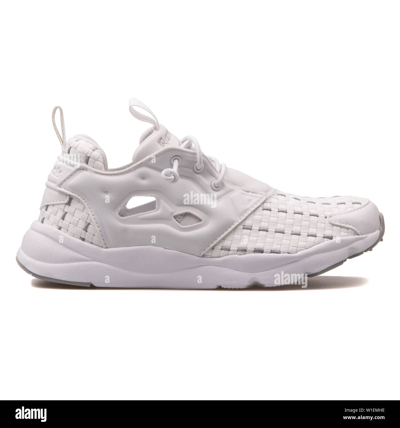 Viena, Austria - Agosto 30, 2017: Reebok tejido zapatillas blancas sobre fondo blanco Fotografía de stock - Alamy