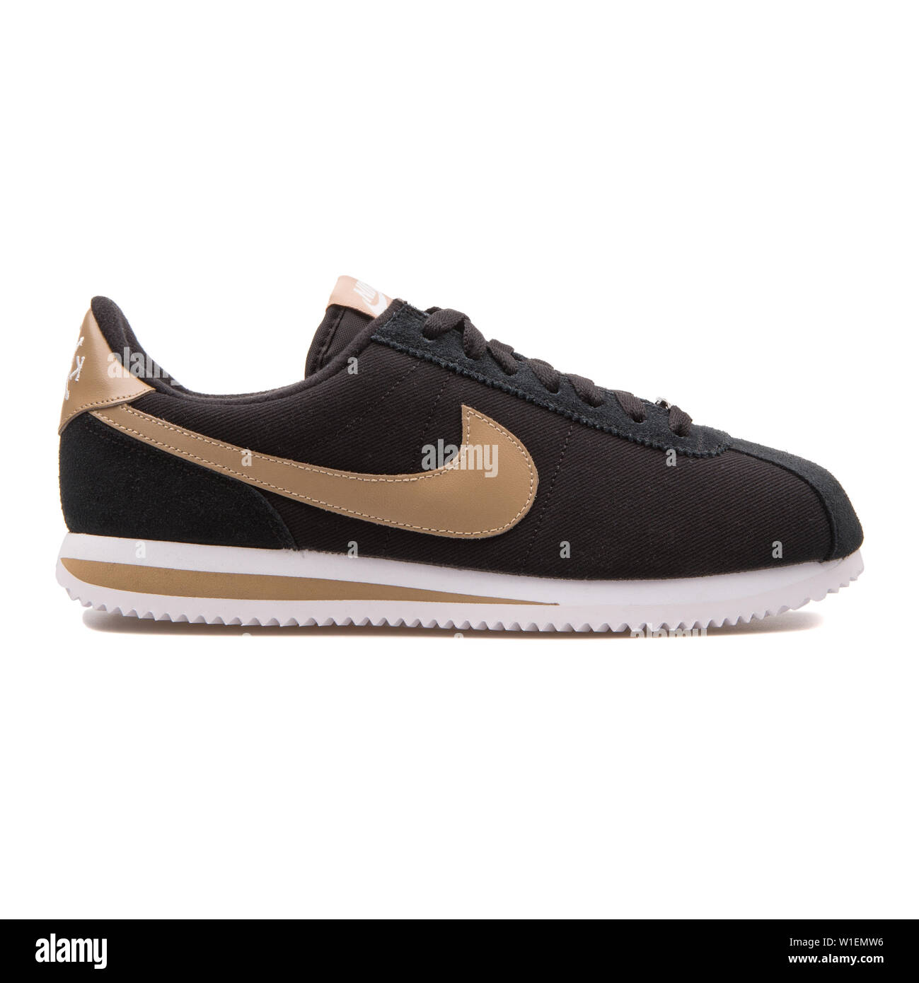 Nike cortez negra fotografías e imágenes de alta resolución - Alamy