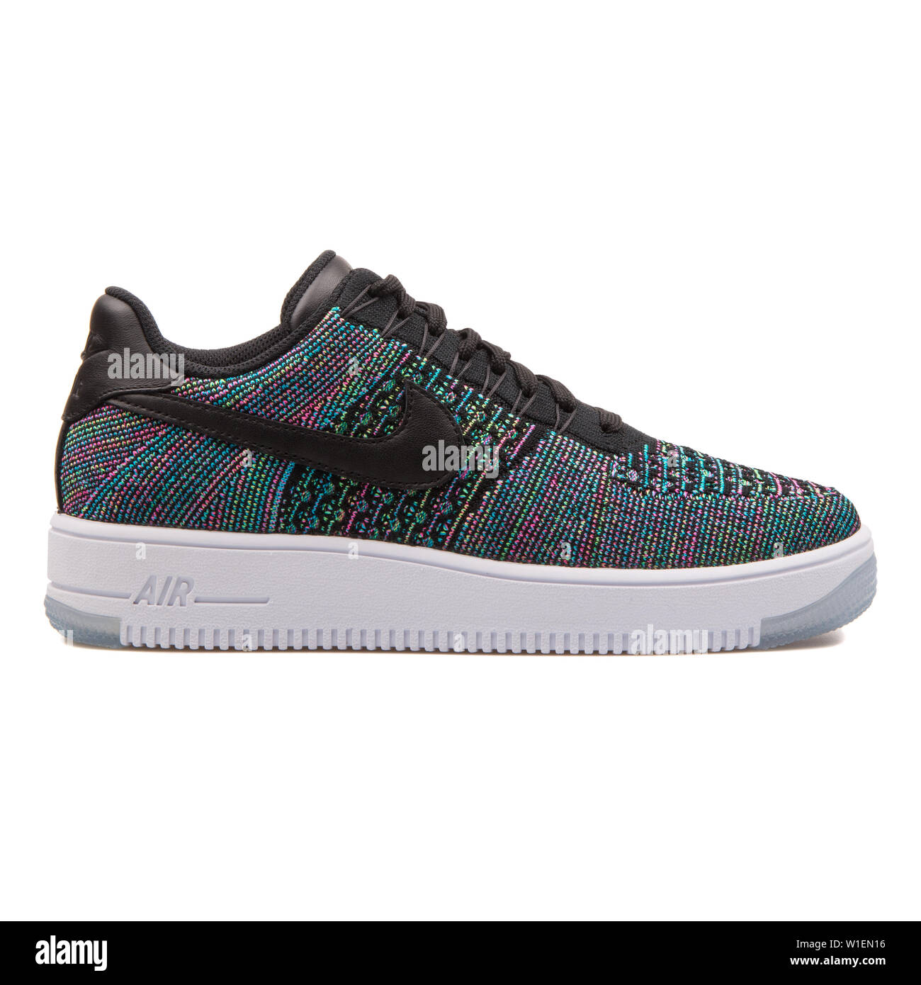 White Nike Air Force One Trainers Imágenes recortadas de stock - Alamy