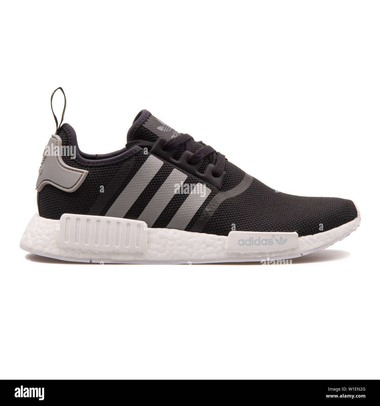 Viena, Austria - Agosto 30, 2017: Adidas NMD R1 negro y gris sobre fondo  blanco de zapatillas Fotografía de stock - Alamy