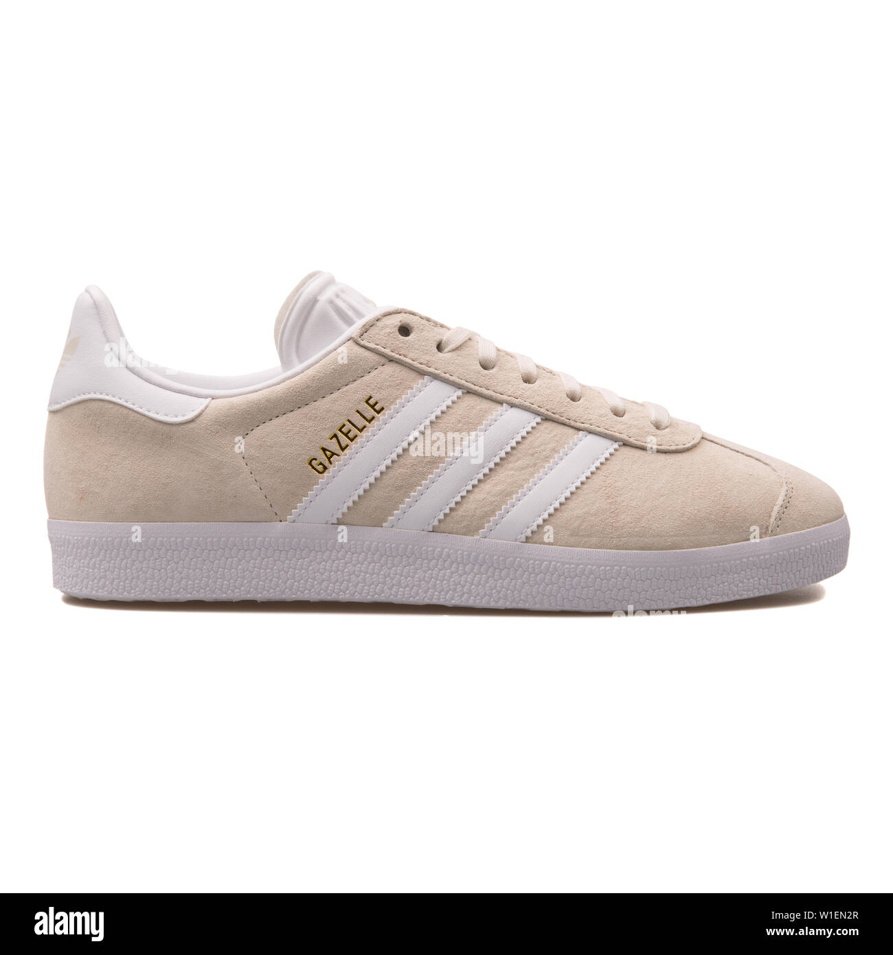 Escultura suspender Mono Adidas gazelle trainers Imágenes recortadas de stock - Alamy