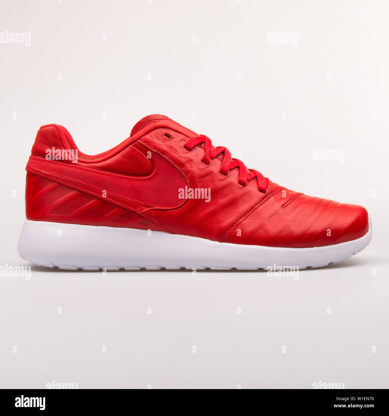 Nike sneakers red fotografías e imágenes de alta resolución - Página 9 -  Alamy
