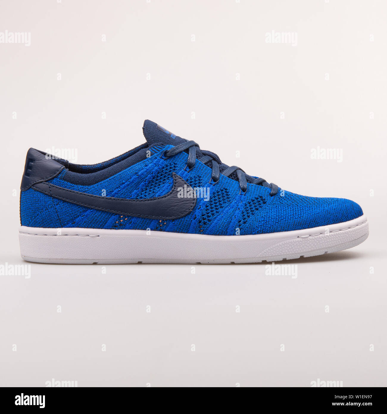 Viena, Austria - Agosto 30, 2017: Tenis Nike Flyknit Ultra Classic  zapatillas azules sobre fondo blanco Fotografía de stock - Alamy