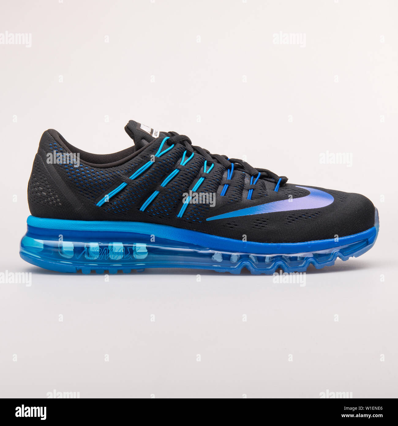 White nike air max trainers sneakers kicks fotografías e imágenes de alta  resolución - Página 4 - Alamy
