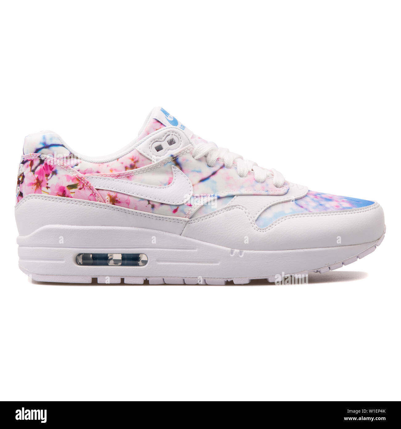 Viena, Austria - Agosto 10, 2017: Nike Air Max 1 Imprimir Flor de Cerezo de  zapatillas sobre fondo blanco Fotografía de stock - Alamy