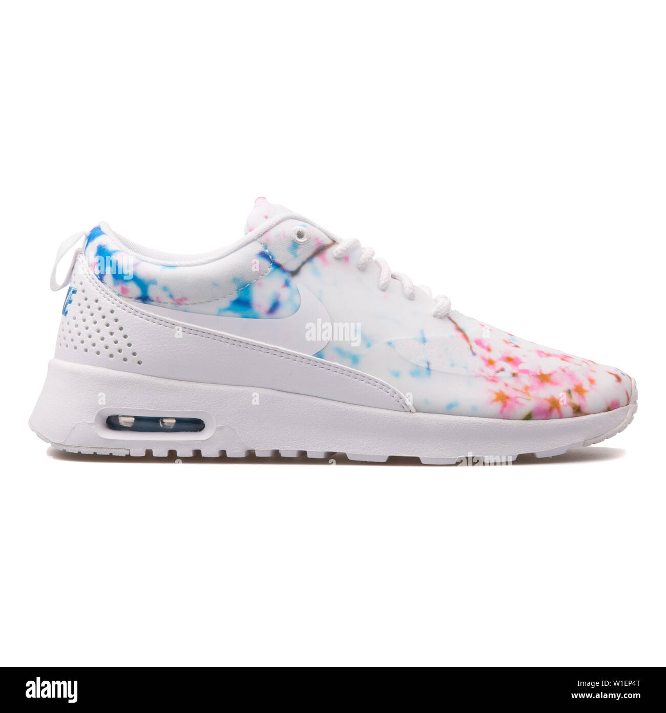 Viena, Austria - Agosto 10, 2017: Nike Air Max Thea Imprimir Flor de Cerezo de zapatillas sobre fondo blanco Fotografía stock - Alamy