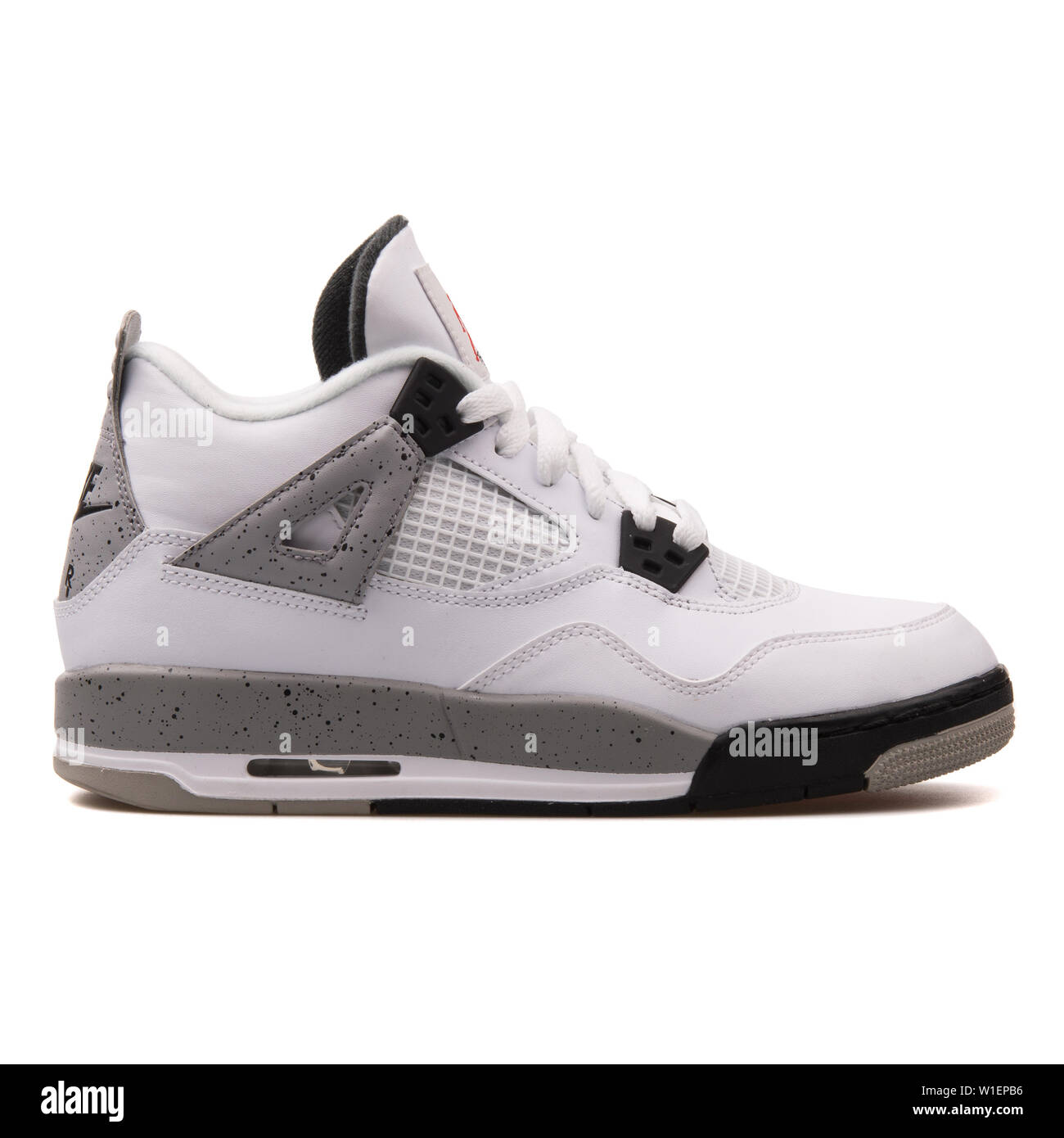 Viena, Austria - Agosto 10, 2017: Nike Air Jordan 4 Retro OG blanco, gris y  negro Zapatilla sobre fondo blanco Fotografía de stock - Alamy