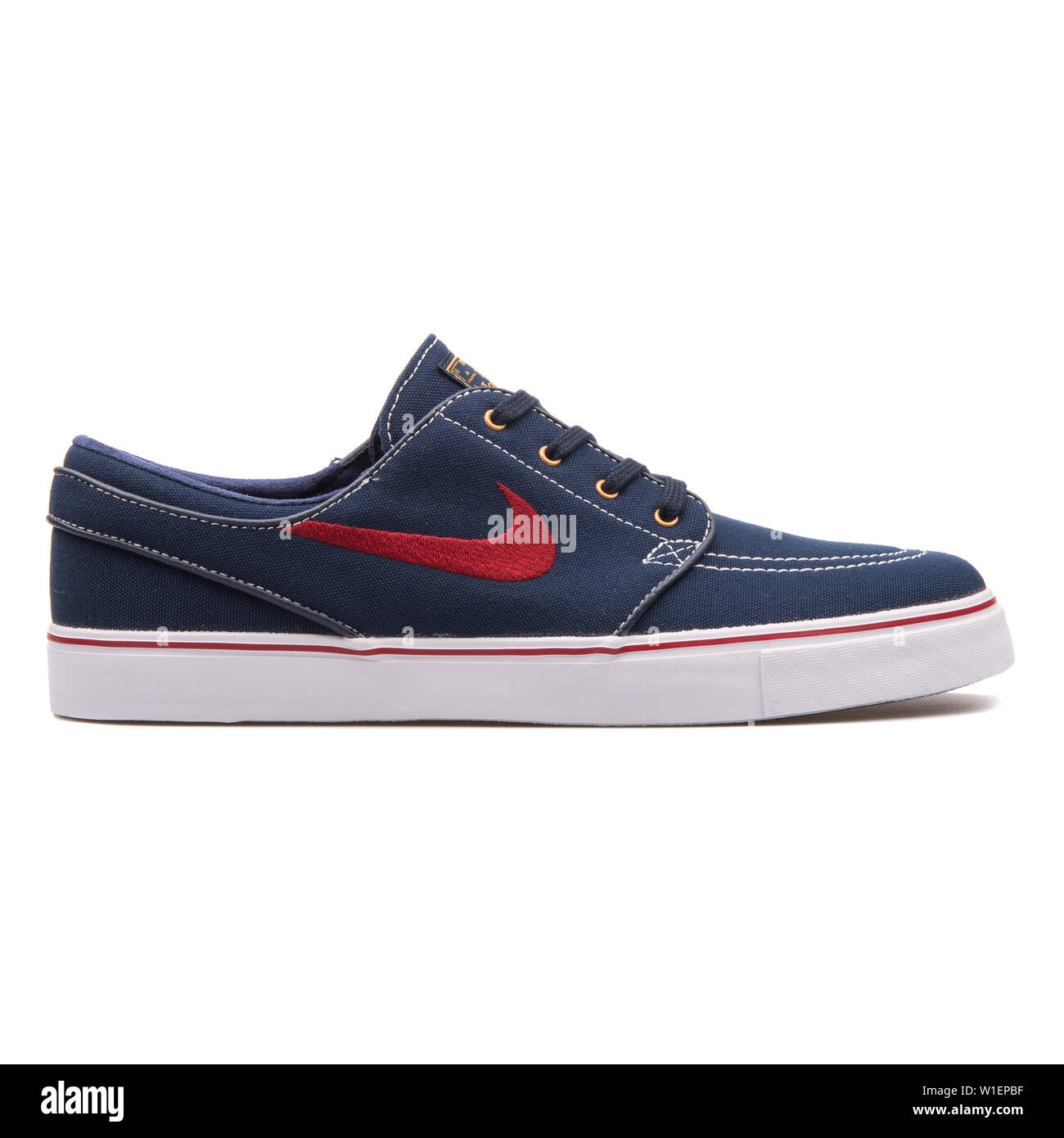 Viena, Austria - Agosto 10, 2017: Nike Zoom Stefan Janoski CNVS obsidiana y  zapatillas de color rojo sobre fondo blanco Fotografía de stock - Alamy