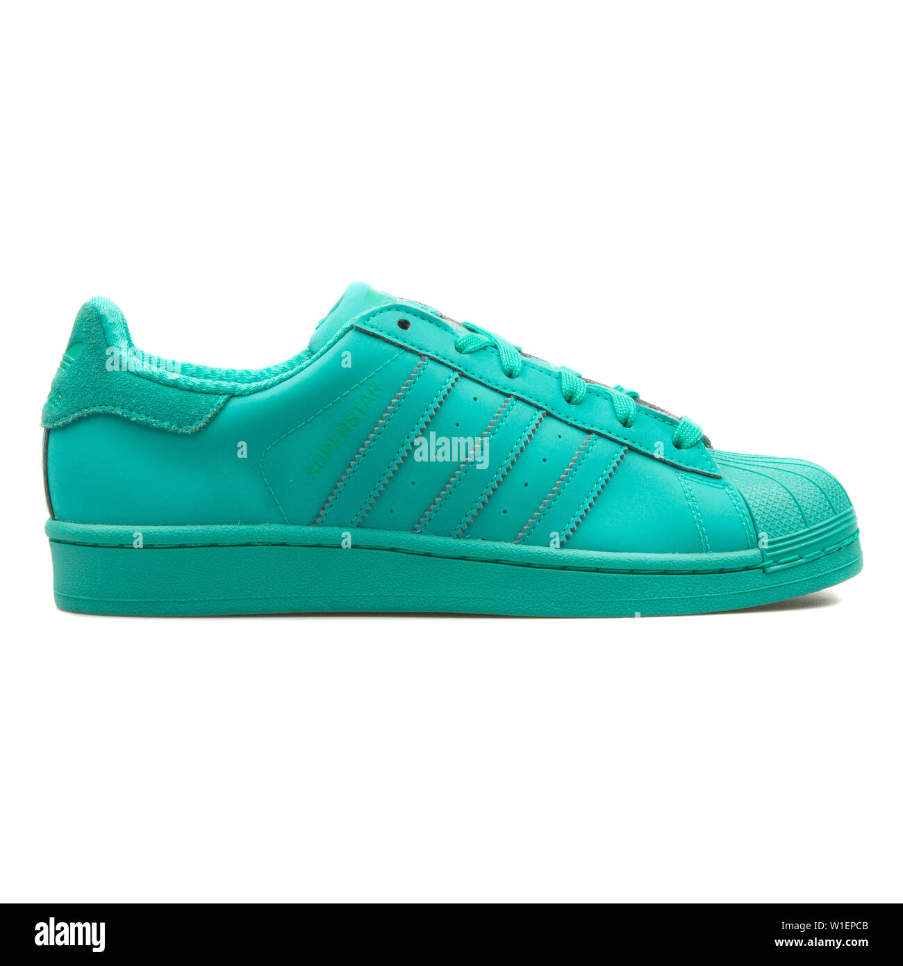 Viena, Austria - Agosto 10, 2017: Adidas Adicolor superestrella zapatillas  verdes sobre fondo blanco Fotografía de stock - Alamy