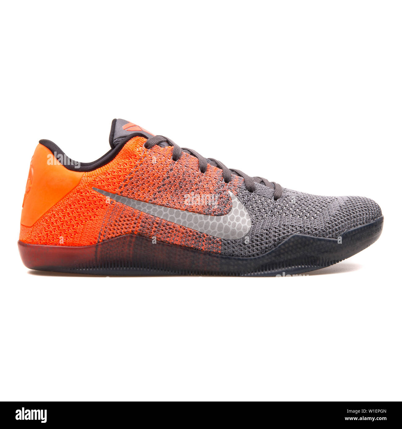 Nike orange and white sneakers fotografías e imágenes de alta resolución -  Página 3 - Alamy