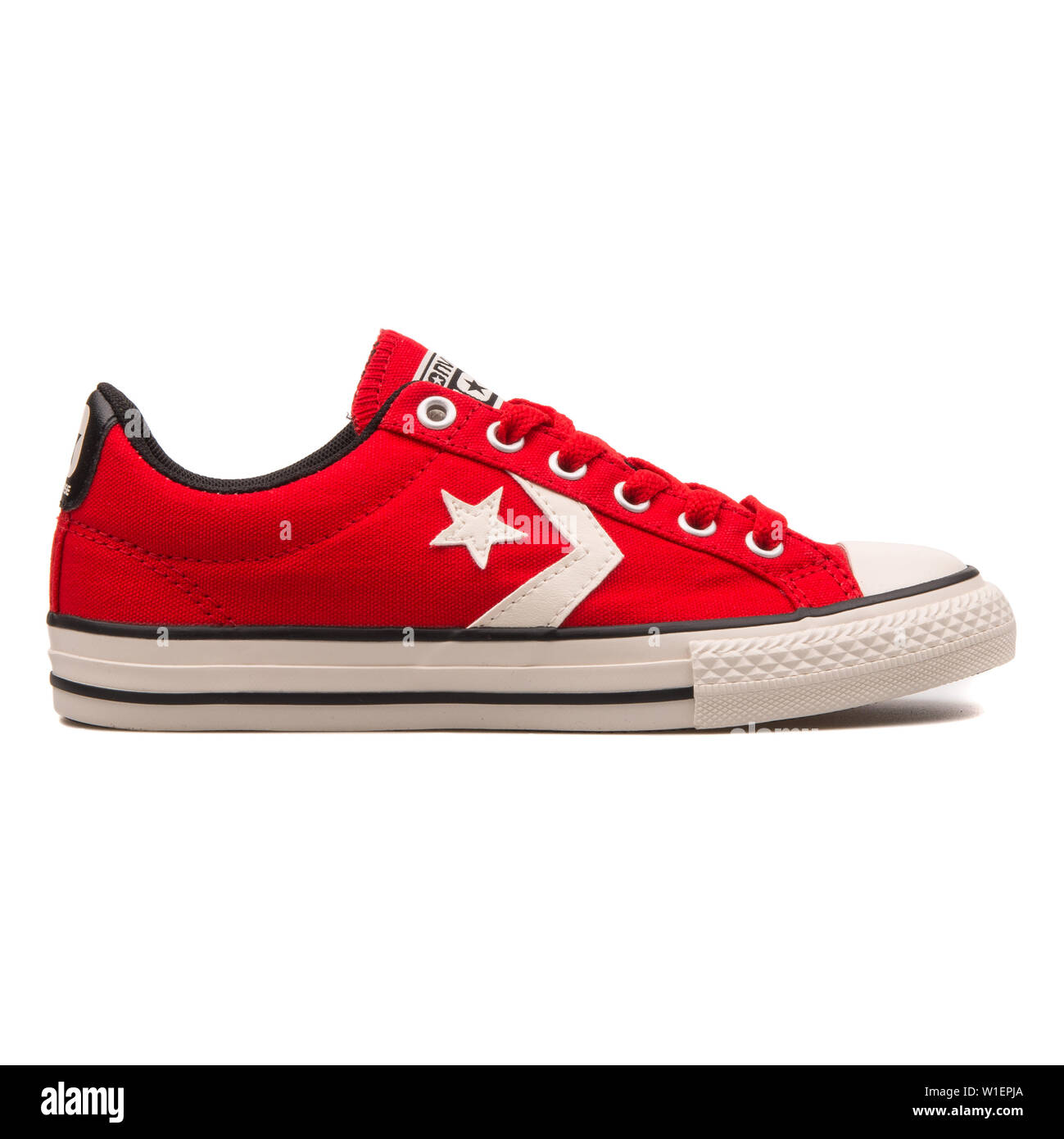 Viena, Austria - Agosto 10, 2017: Converse Chuck Taylor jugador estrella EV OX zapatillas rojas y sobre fondo Fotografía stock - Alamy