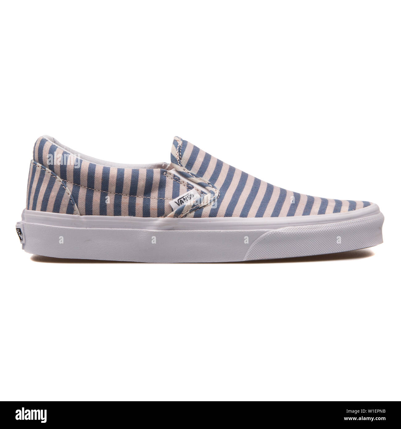 filtrar chocolate cuchara Viena, Austria - Agosto 10, 2017: VANS CLASSIC SLIP-on navy zapatillas rayas  azules sobre fondo blanco Fotografía de stock - Alamy