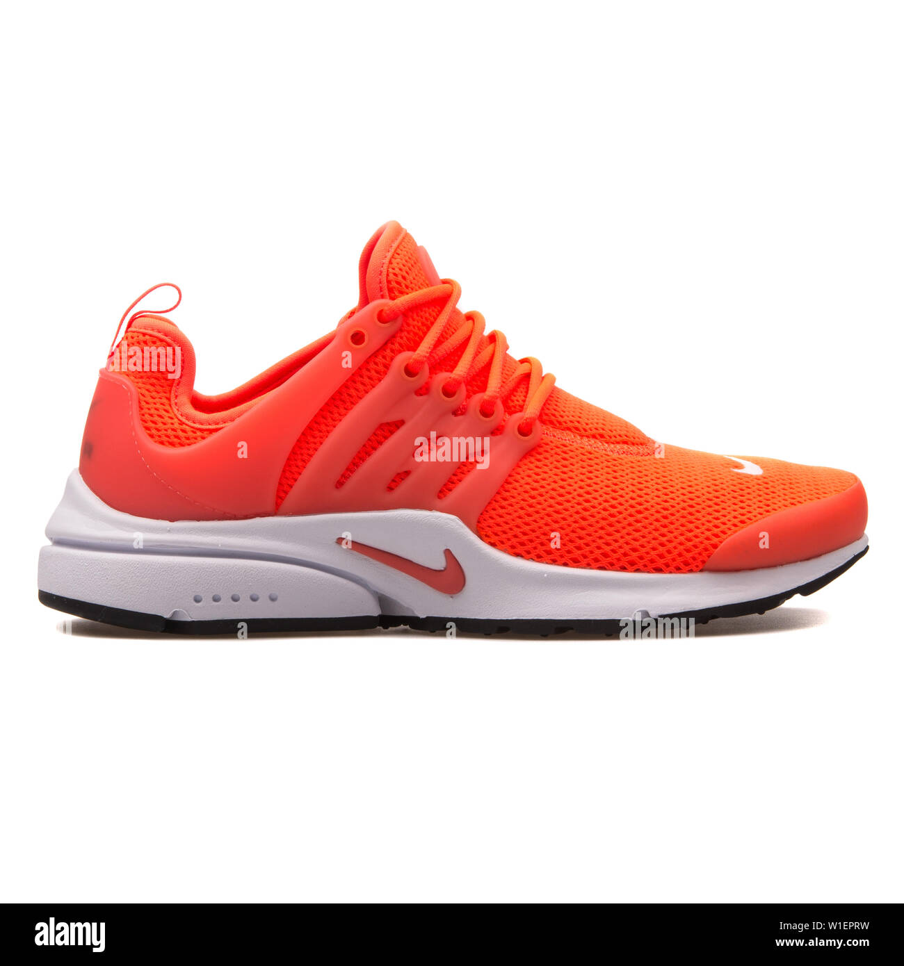 Nike sneakers red fotografías e imágenes de alta resolución - Página 10 -  Alamy