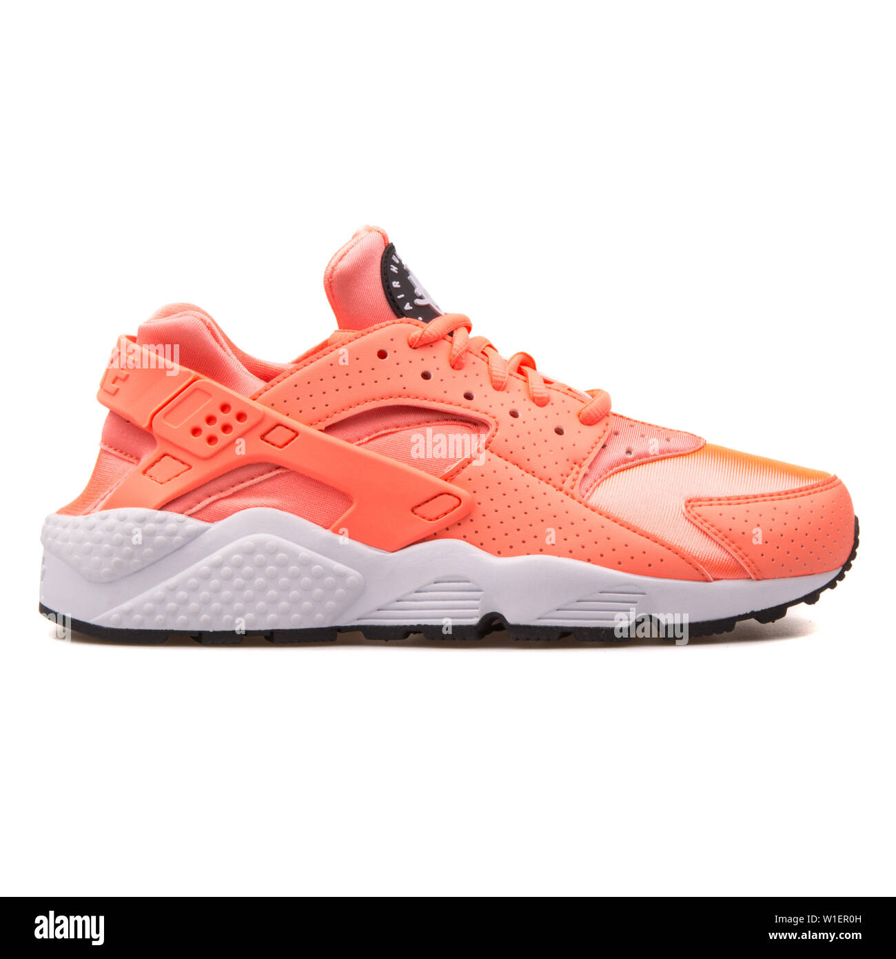 Zapatos rosa nike Imágenes recortadas de stock - Página 2 - Alamy