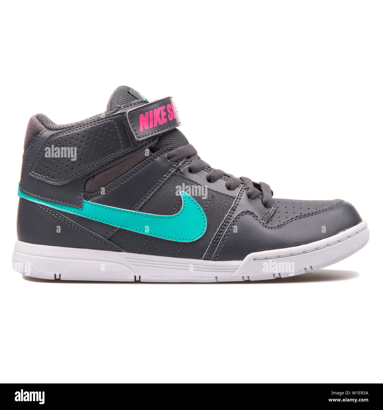 Nike trainers sneakers 2 e de alta resolución - Página 2 - Alamy