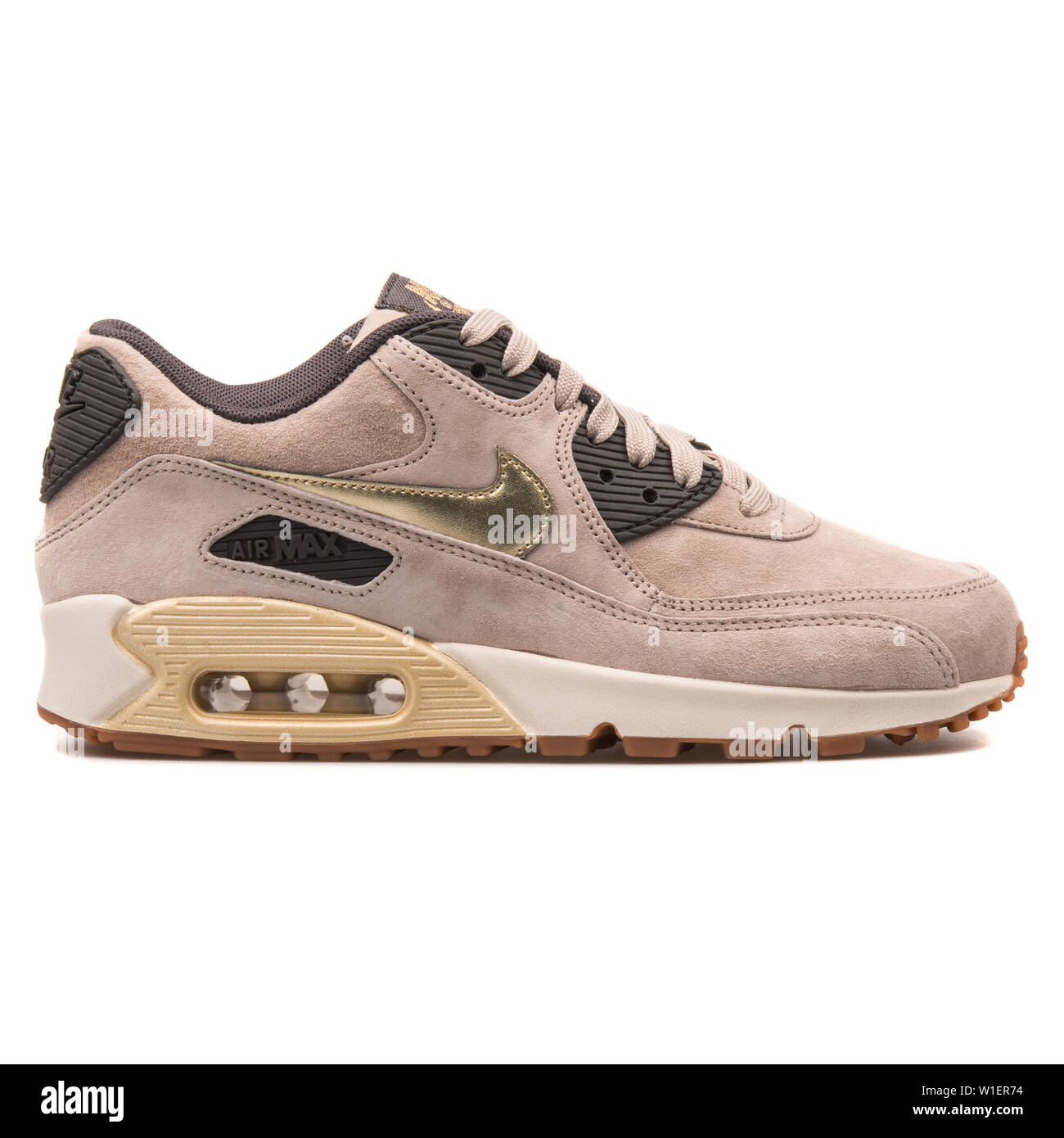 Viena, Austria - Agosto 10, 2017: Nike Air Max 90 Premium gamuza beige y  zapatillas de oro sobre fondo blanco Fotografía de stock - Alamy