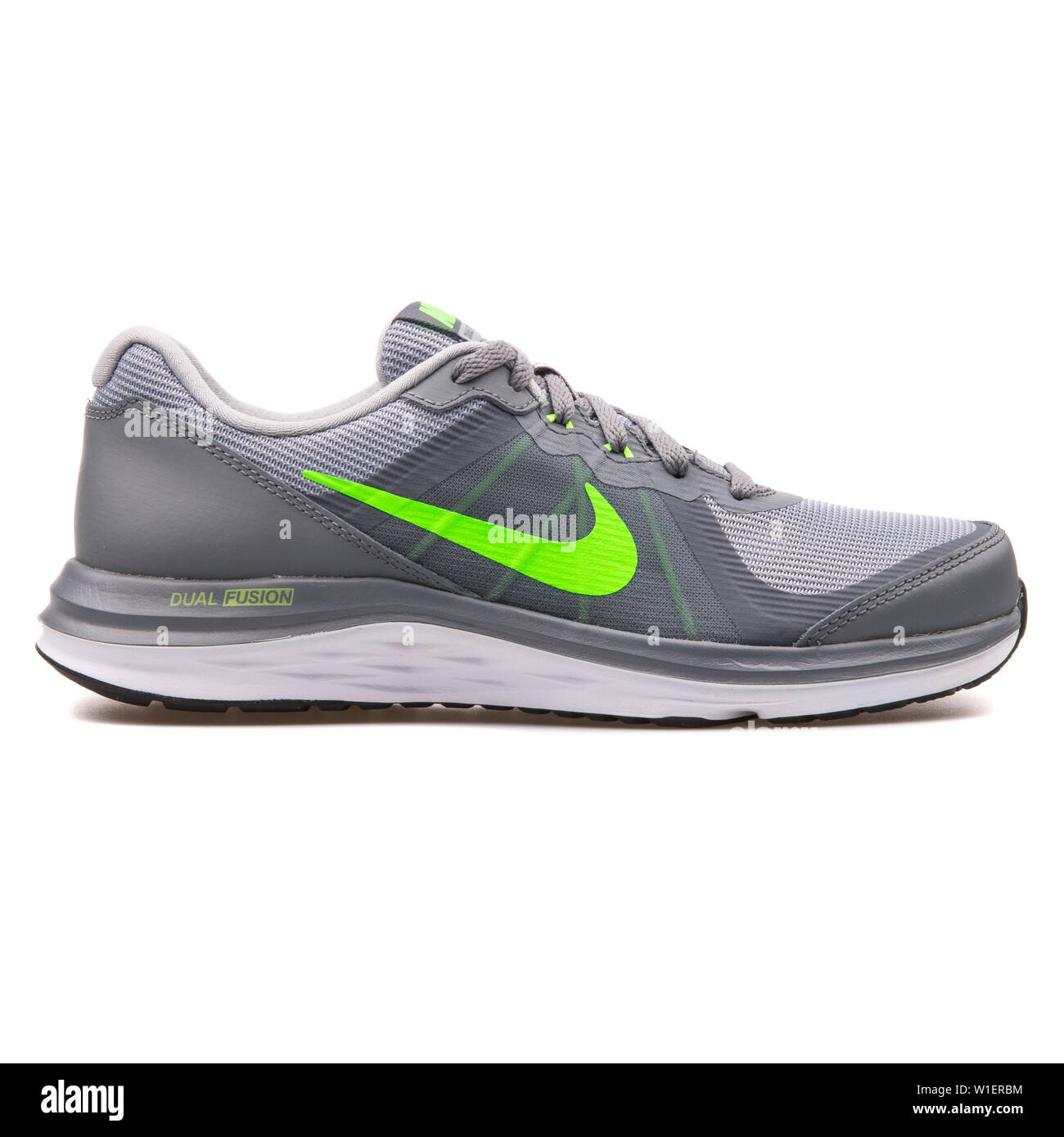 Viena, Austria - Agosto 10, 2017: Nike Dual x grises y verdes sobre fondo blanco Fotografía de stock - Alamy