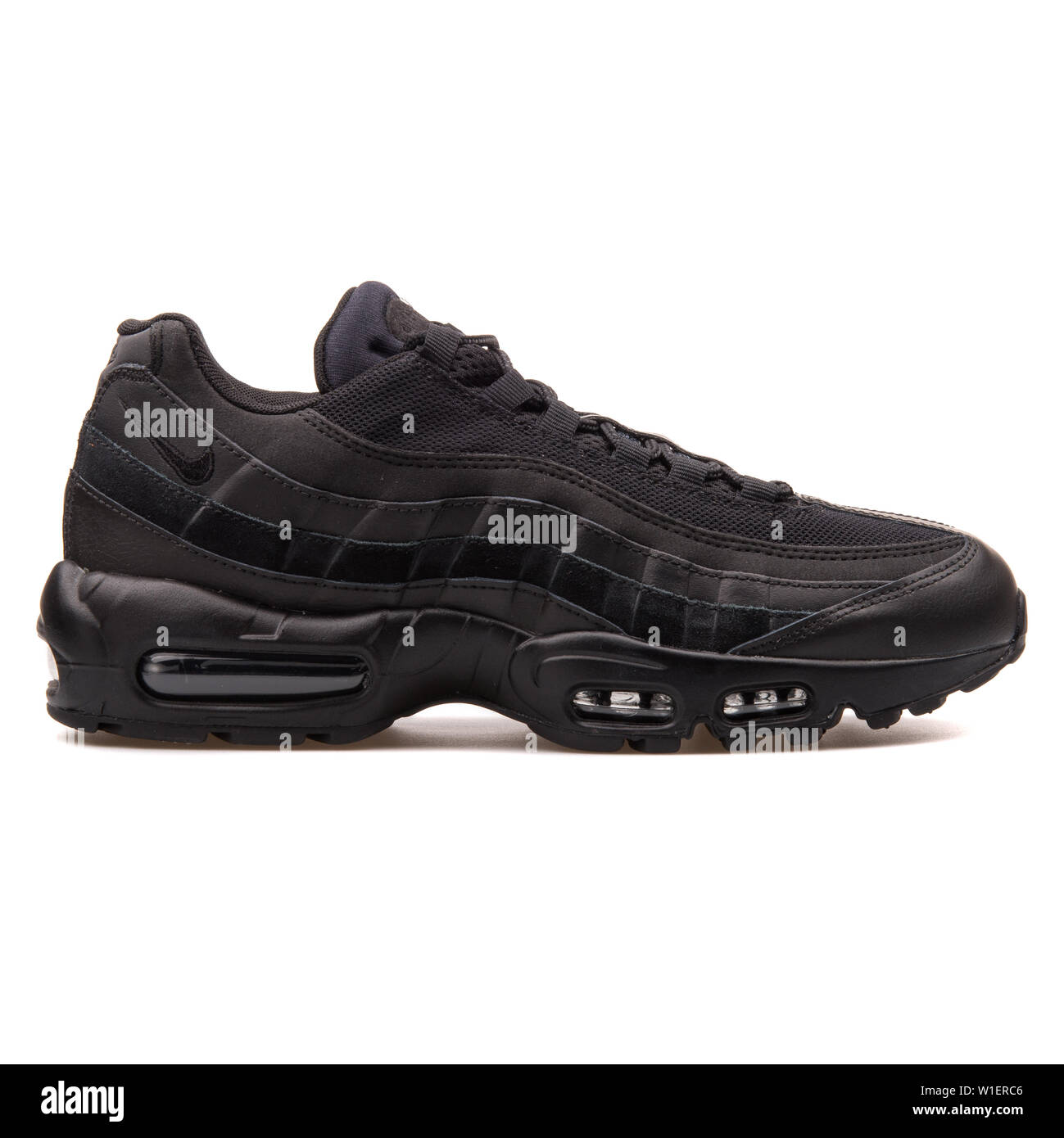 Viena, Austria - Agosto 10, 2017: Nike Air Max 95 esencial Zapatilla negra  sobre fondo blanco Fotografía de stock - Alamy