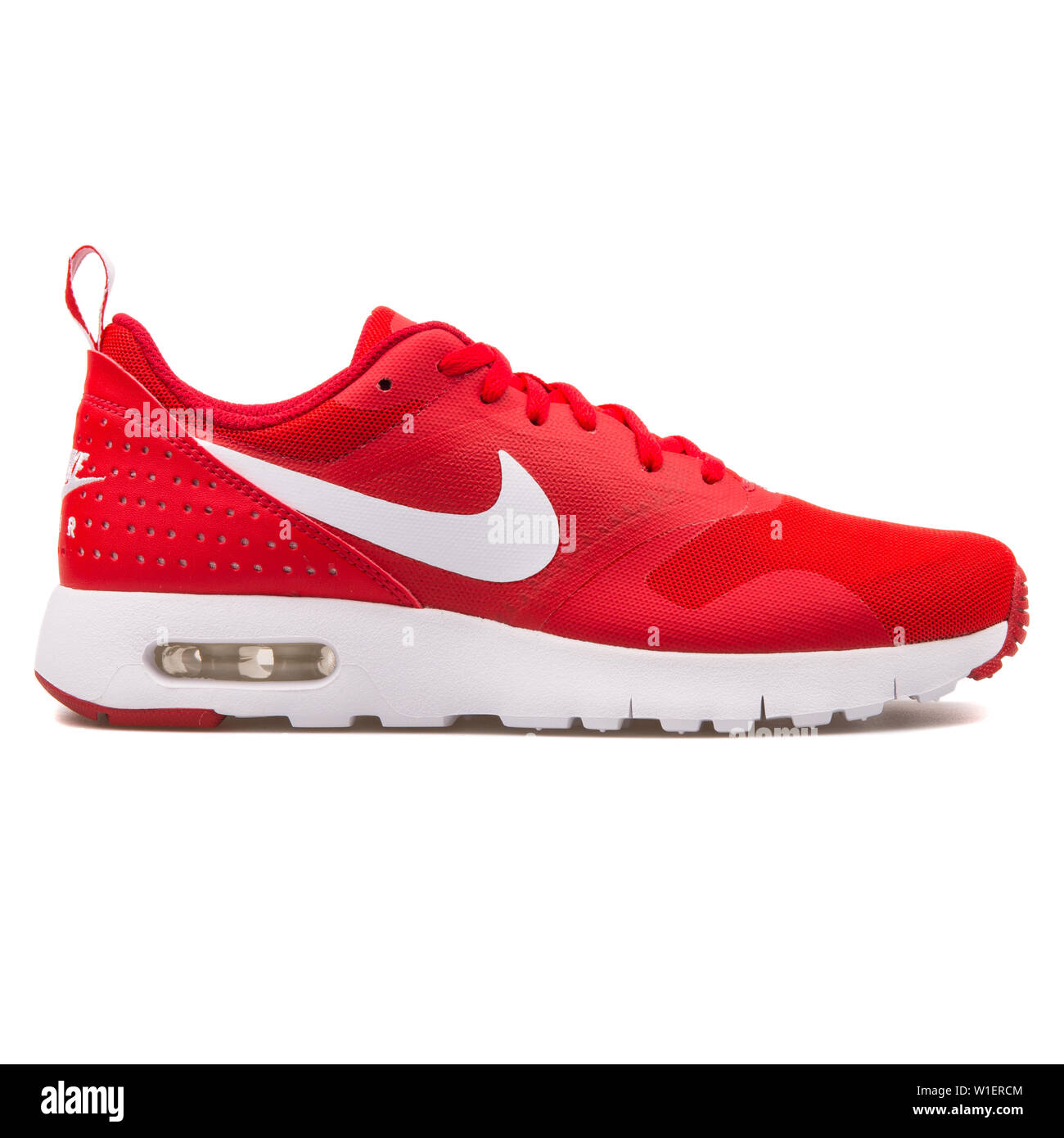 Viena, Austria - 10, 2017: Air Max Tavas zapatillas rojas blancas sobre fondo blanco de stock - Alamy