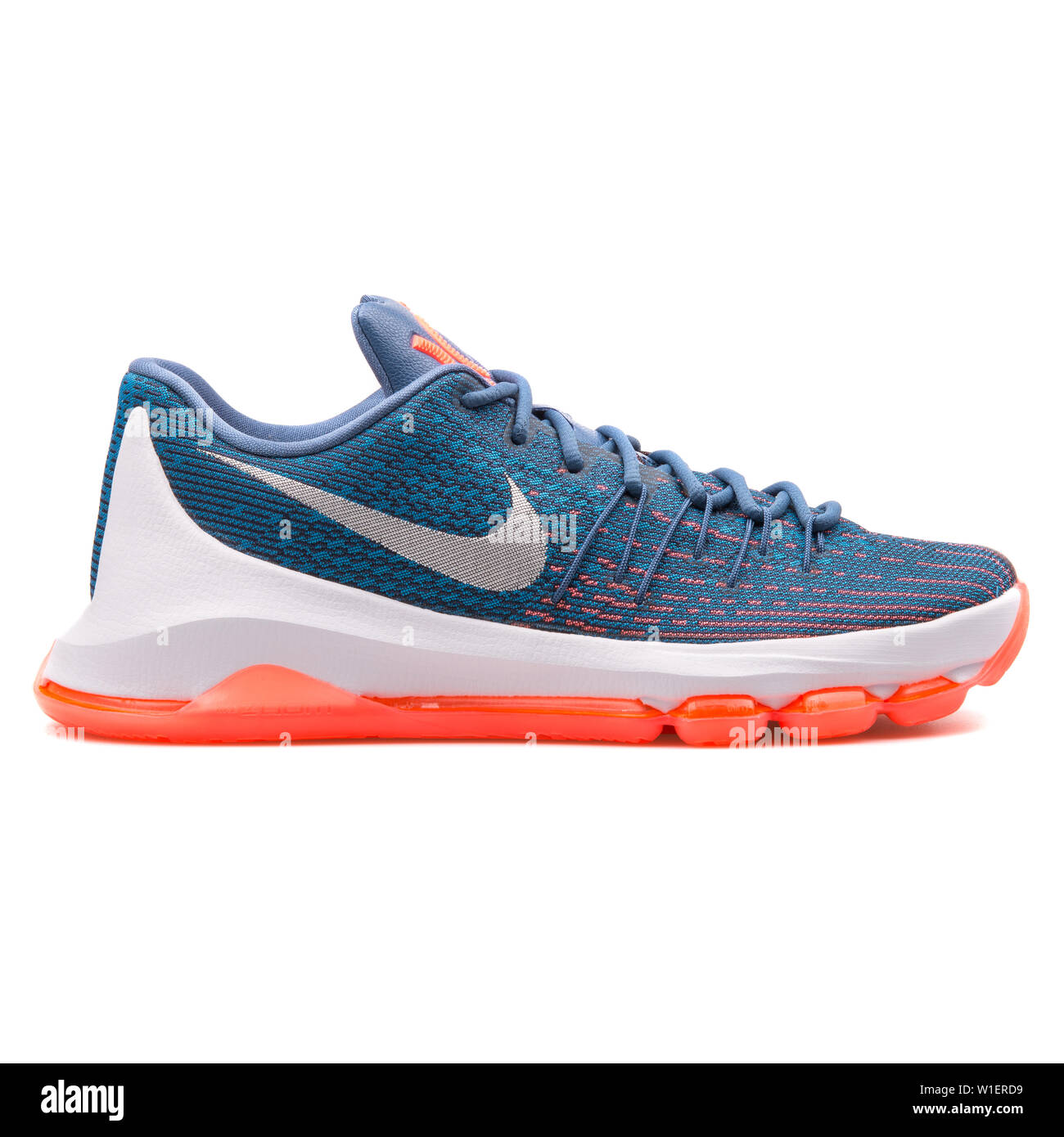 Viena, Austria - Agosto 10, 2017: Nike KD 8 azul, blanco y naranja de  zapatillas sobre fondo blanco Fotografía de stock - Alamy