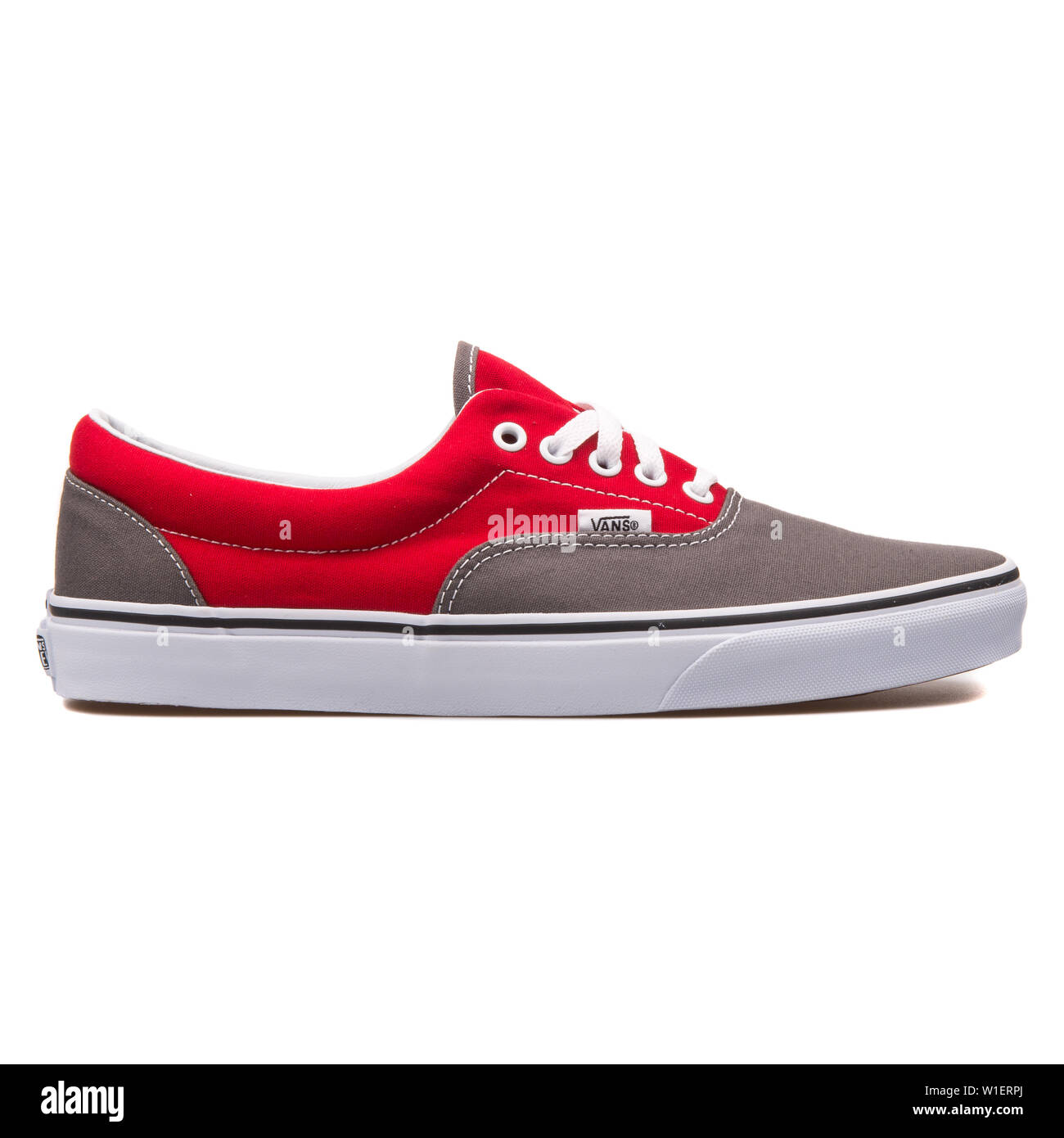 Zapato vans rojo fotografías e imágenes de alta resolución - Alamy