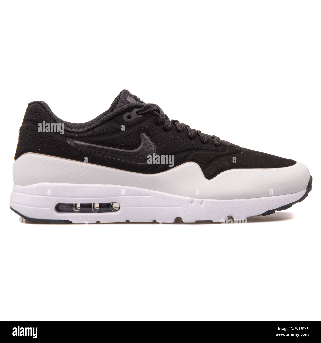 Viena, Austria - Agosto 10, 2017: Nike Air Max 1 Ultra Moire zapatillas en  blanco y negro sobre fondo blanco Fotografía de stock - Alamy