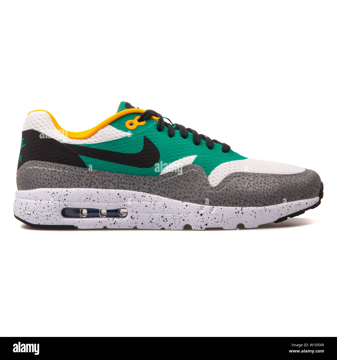 Viena, Austria - Agosto 10, 2017: Nike Air Max 1 esenciales Ultra blanco,  negro, verde esmeralda y zapatillas gris sobre fondo blanco Fotografía de  stock - Alamy