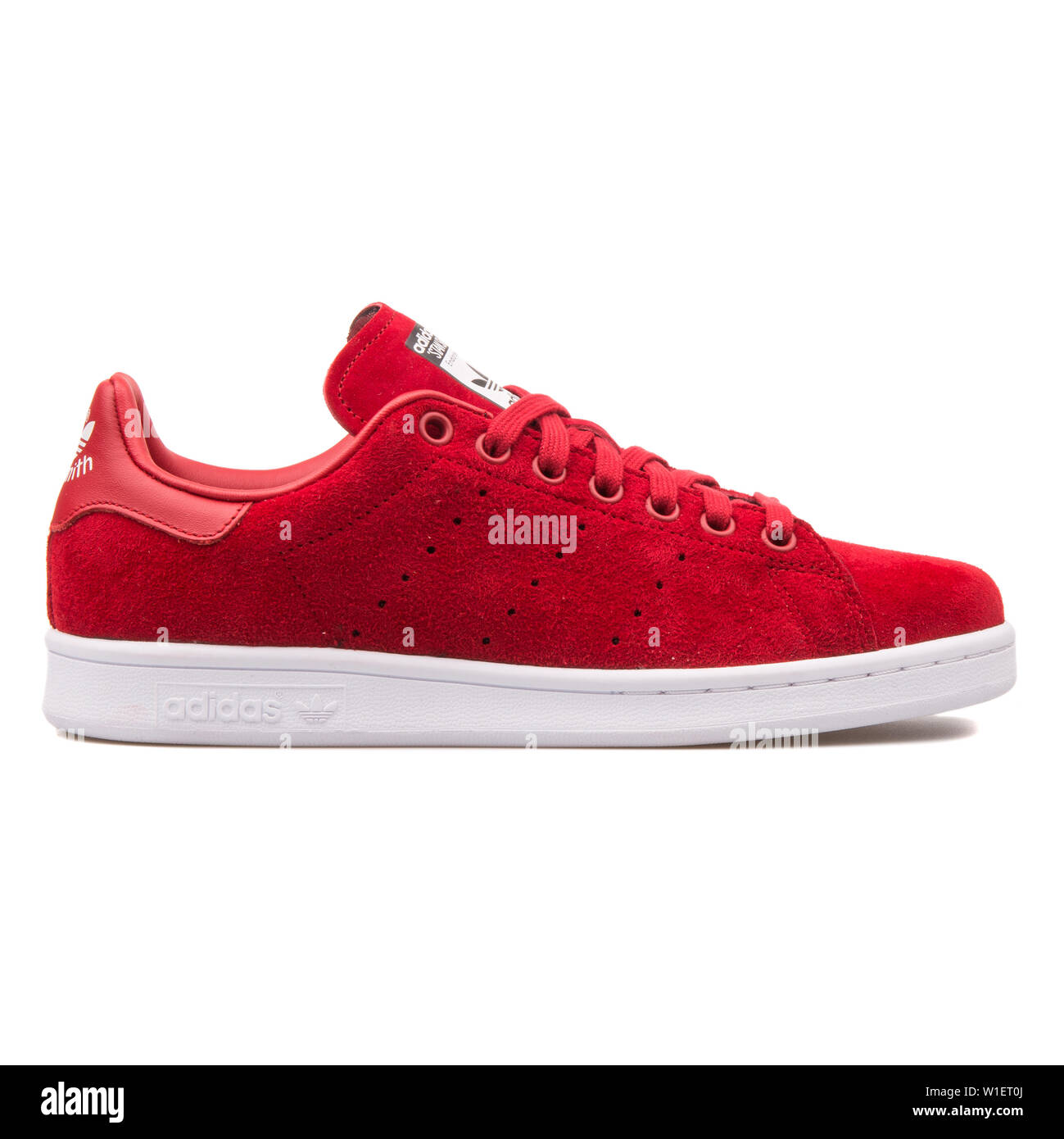 Viena, Austria - Agosto 10, 2017: Adidas Stan Smith de zapatillas rojas y  blancas sobre fondo blanco Fotografía de stock - Alamy