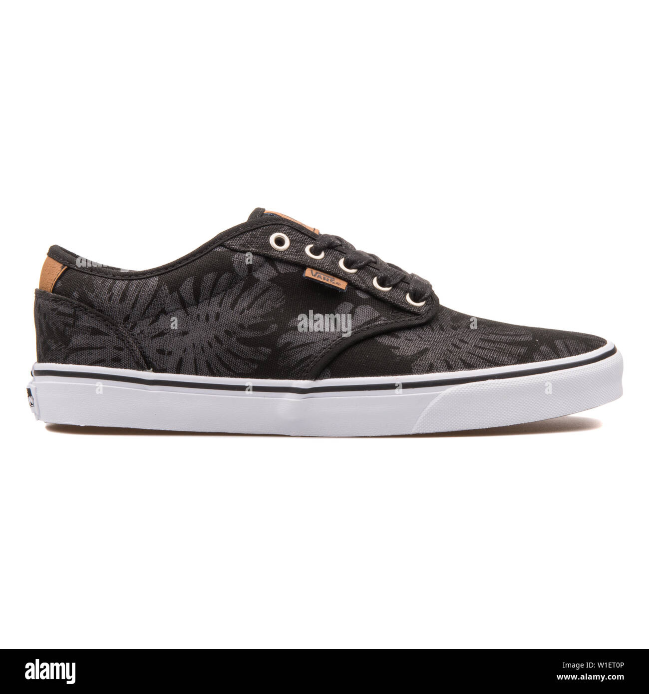 Viena, Austria - Agosto 10, 2017: Vans Atwood Deluxe con hojas de palmera  Zapatilla negra sobre fondo blanco Fotografía de stock - Alamy