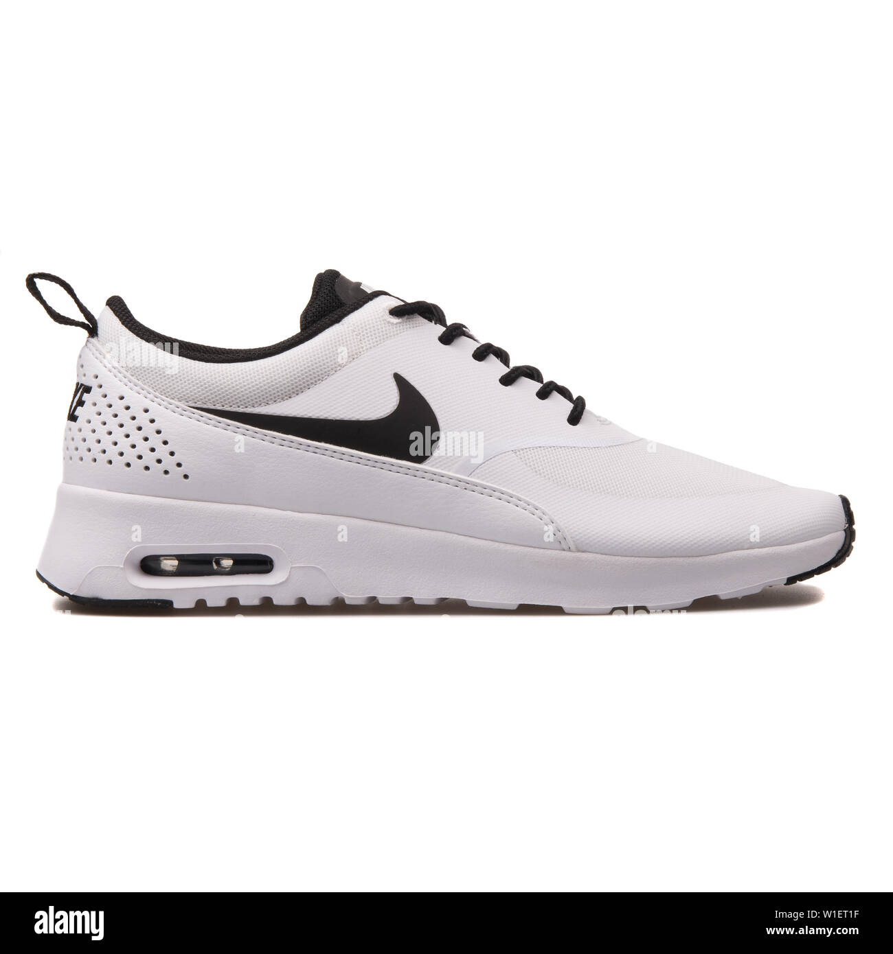 - Agosto 2017: Nike Air Thea zapatillas blancas y negras sobre fondo blanco Fotografía de stock - Alamy