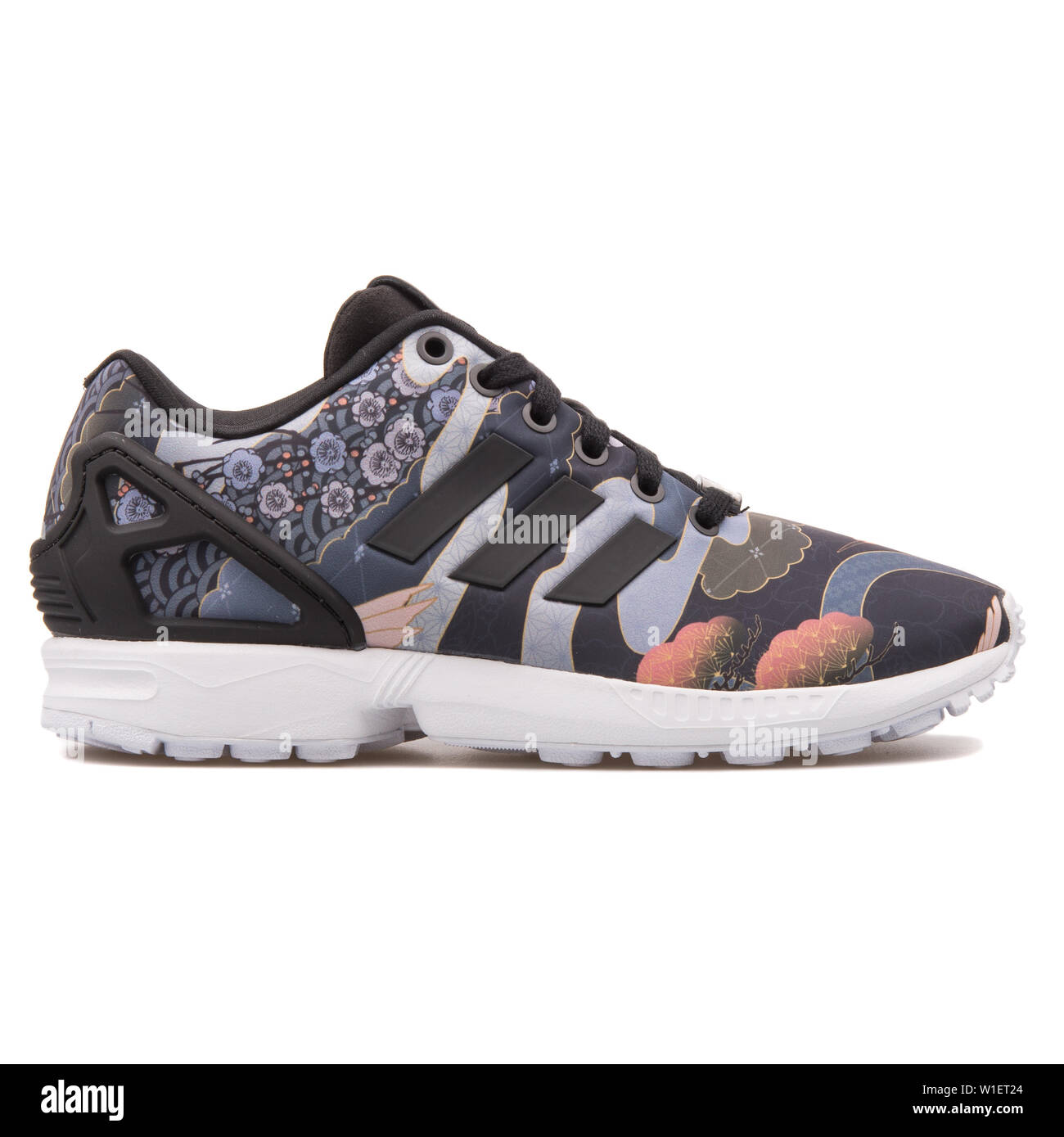 Buscar Empotrar Desgracia Viena, Austria - Agosto 10, 2017: adidas zx Flux estampados florales  Zapatilla negra sobre fondo blanco Fotografía de stock - Alamy