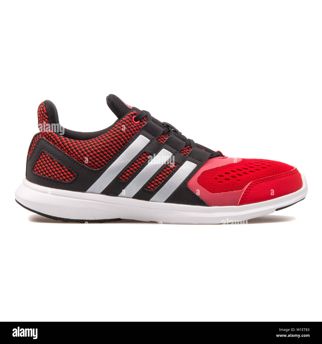 Viena, Austria - Agosto 10, 2017: Adidas Hiperrápido 2.0 zapatillas rojas y  negras sobre fondo blanco Fotografía de stock - Alamy