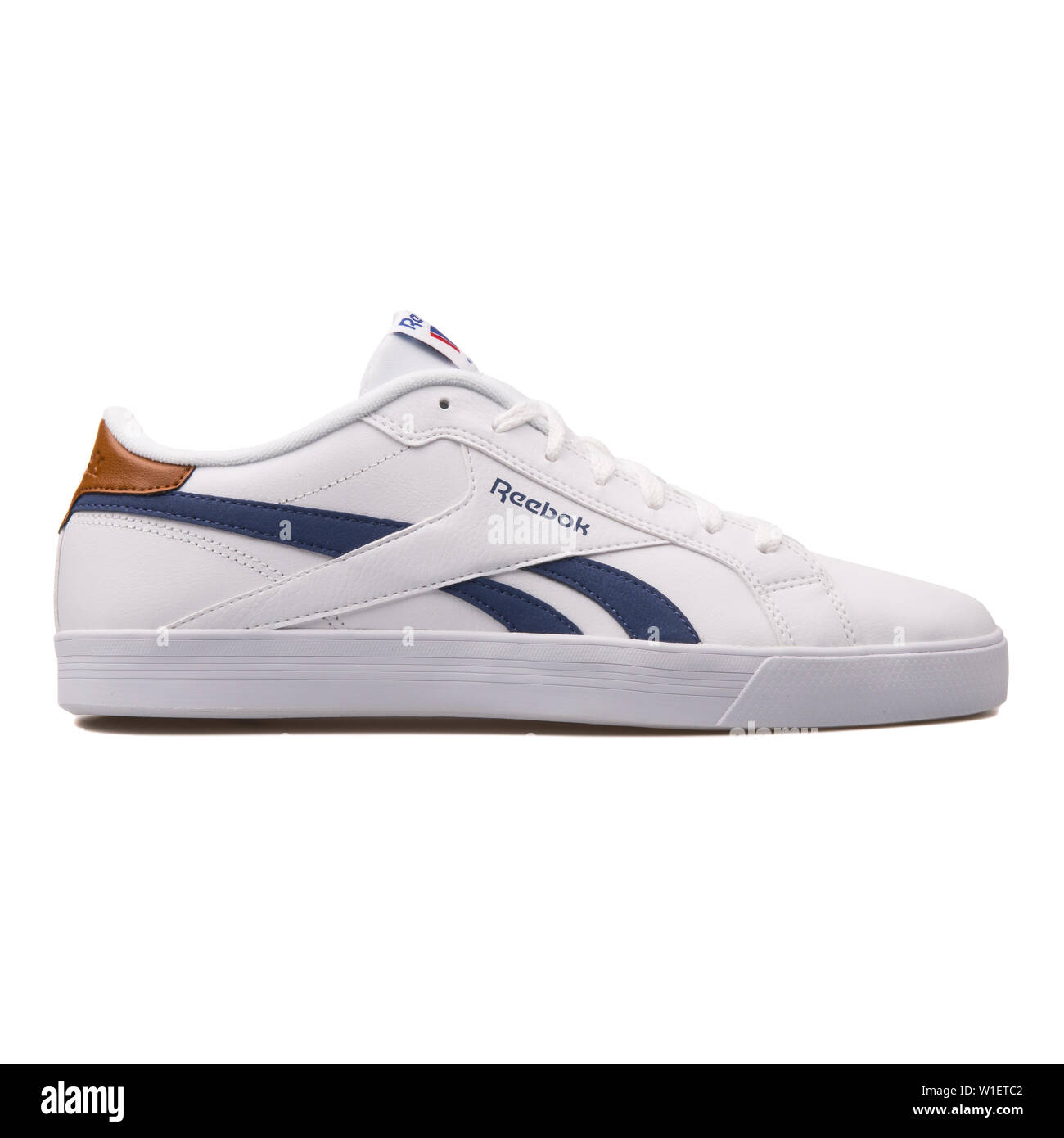 Viena, Austria - Agosto 10, 2017: Reebok Royal completar bajo blanco y azul  marino zapatillas sobre fondo blanco Fotografía de stock - Alamy