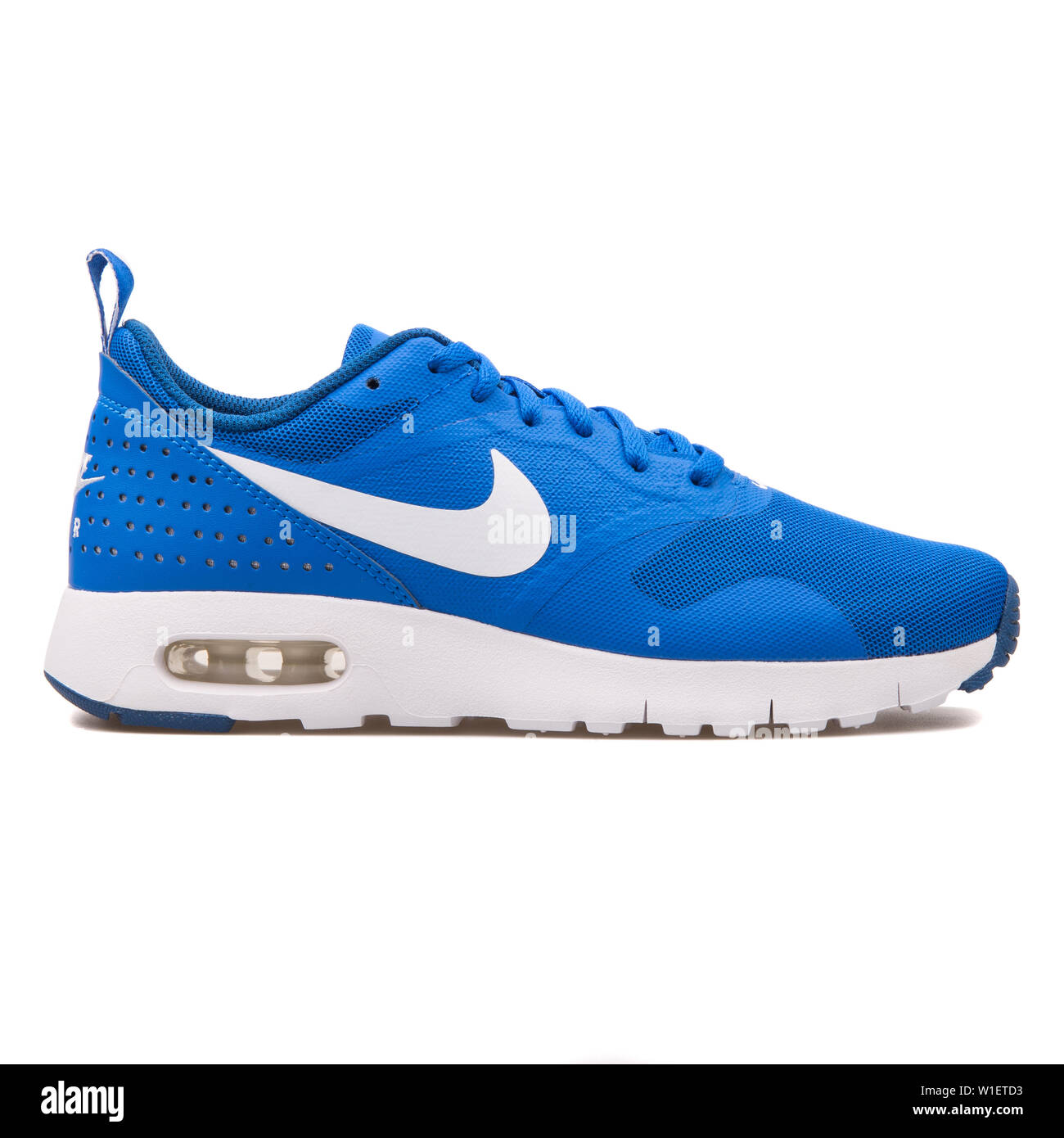 exposición chorro recuperar Viena, Austria - Agosto 10, 2017: Nike Air Max Tavas zapatillas azules y  blancos sobre fondo blanco Fotografía de stock - Alamy