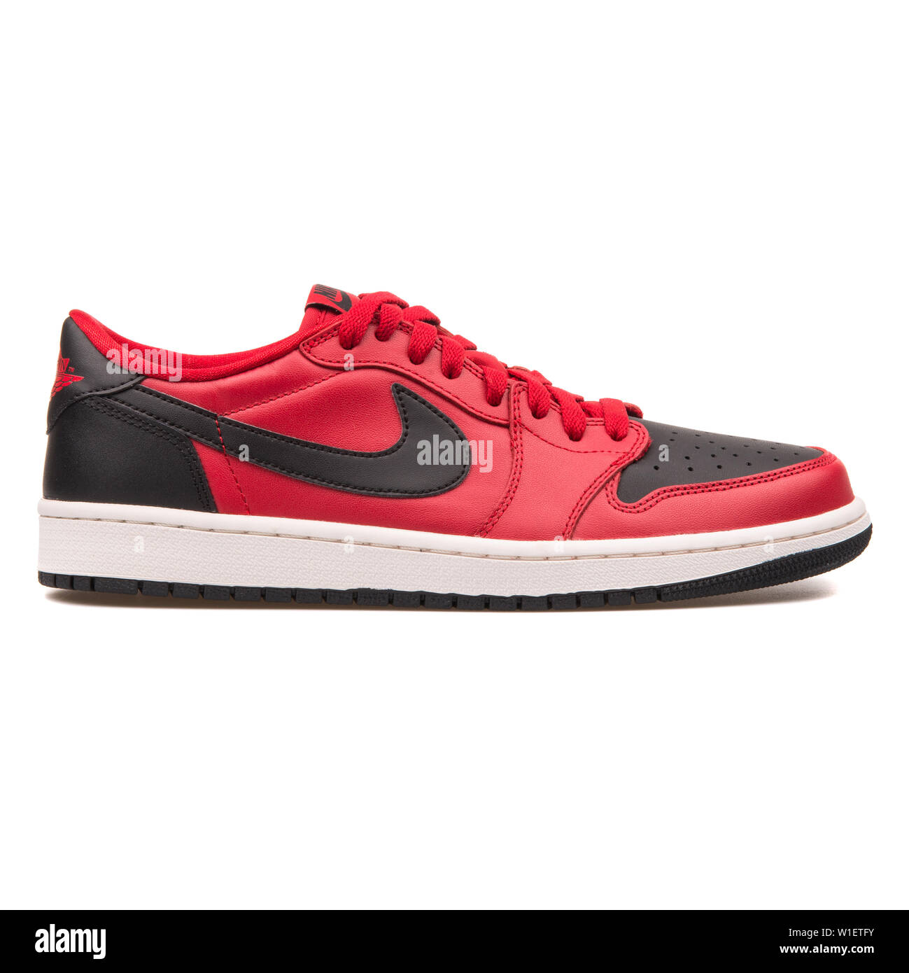 diario cosecha regla Viena, Austria - Agosto 10, 2017: Nike Air Jordan 1 Retro baja OG Ejecutar  Ultra zapatillas rojas y negras sobre fondo blanco Fotografía de stock -  Alamy