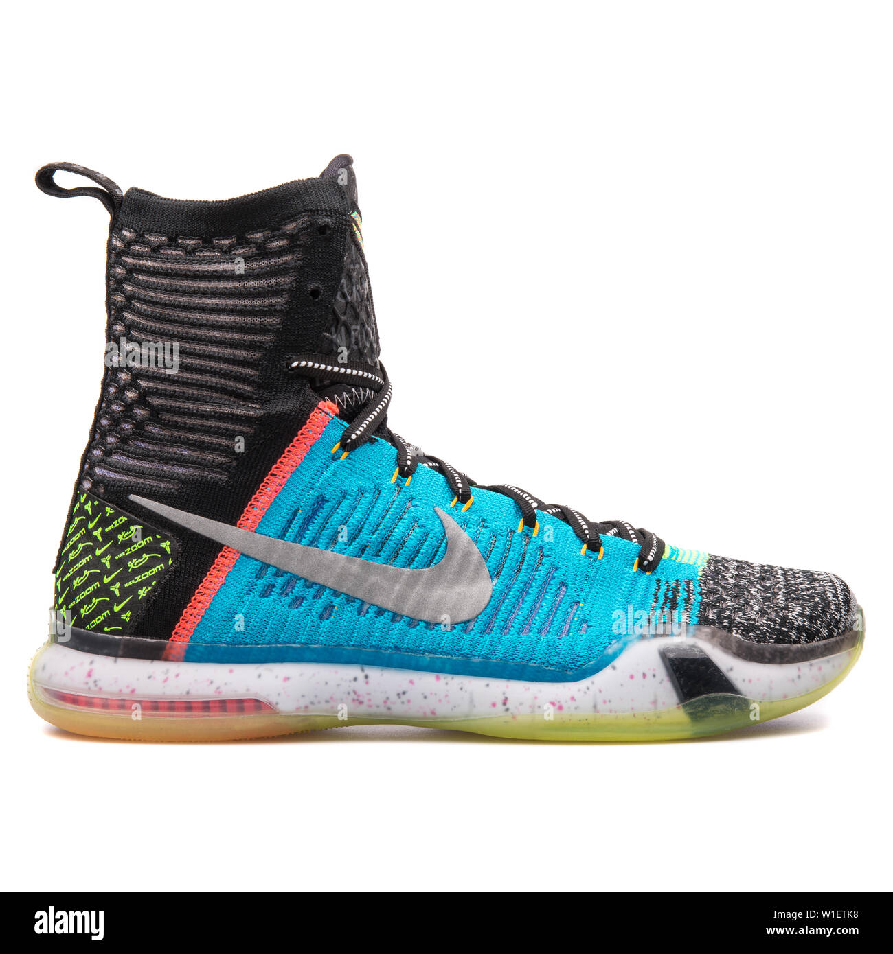 Viena, Austria - Agosto 10, 2017: Nike Kobe X Elite se azul, negro y  zapatillas de varios colores sobre fondo blanco Fotografía de stock - Alamy