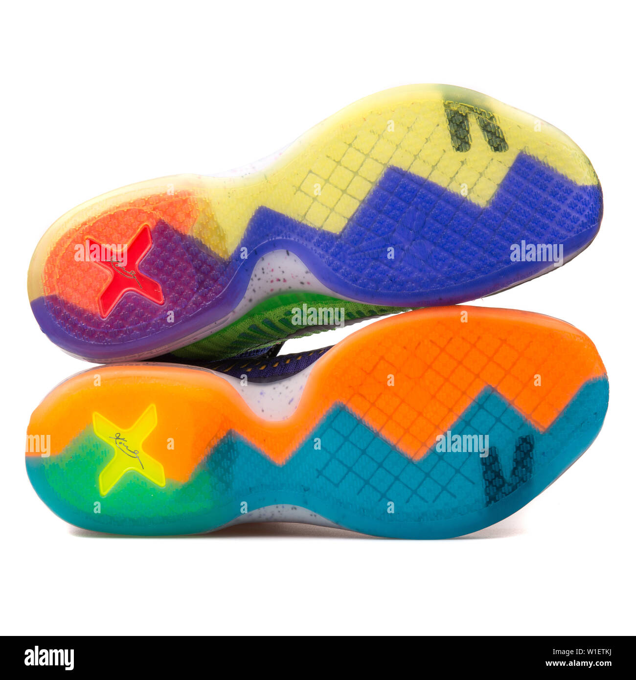 Viena, Austria - Agosto 10, 2017: Nike Kobe X Elite se multi color suela de  zapatillas sobre fondo blanco Fotografía de stock - Alamy