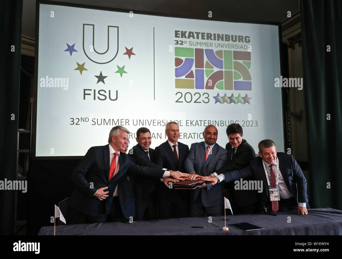 (190702) - Nápoles, 2 de julio de 2019 (Xinhua) -- La Federación Internacional de Deportes Universitarios (FISU) Presidente Oleg Matytsin (3L) posa para las fotos con delegados de Rusia es Ekaterimburgo comité de licitaciones en la ceremonia de la firma durante el 2019 Reunión del Comité Ejecutivo de la FISU en Nápoles, Italia, el 2 de julio de 2019. De Ekaterimburgo, Rusia fue elegida sede de las Universiadas de verano de 2023 durante la reunión del Comité Ejecutivo de 2019 FISU en Italia el Nápoles el martes. (Xinhua/Shan Yuqi) Foto de stock