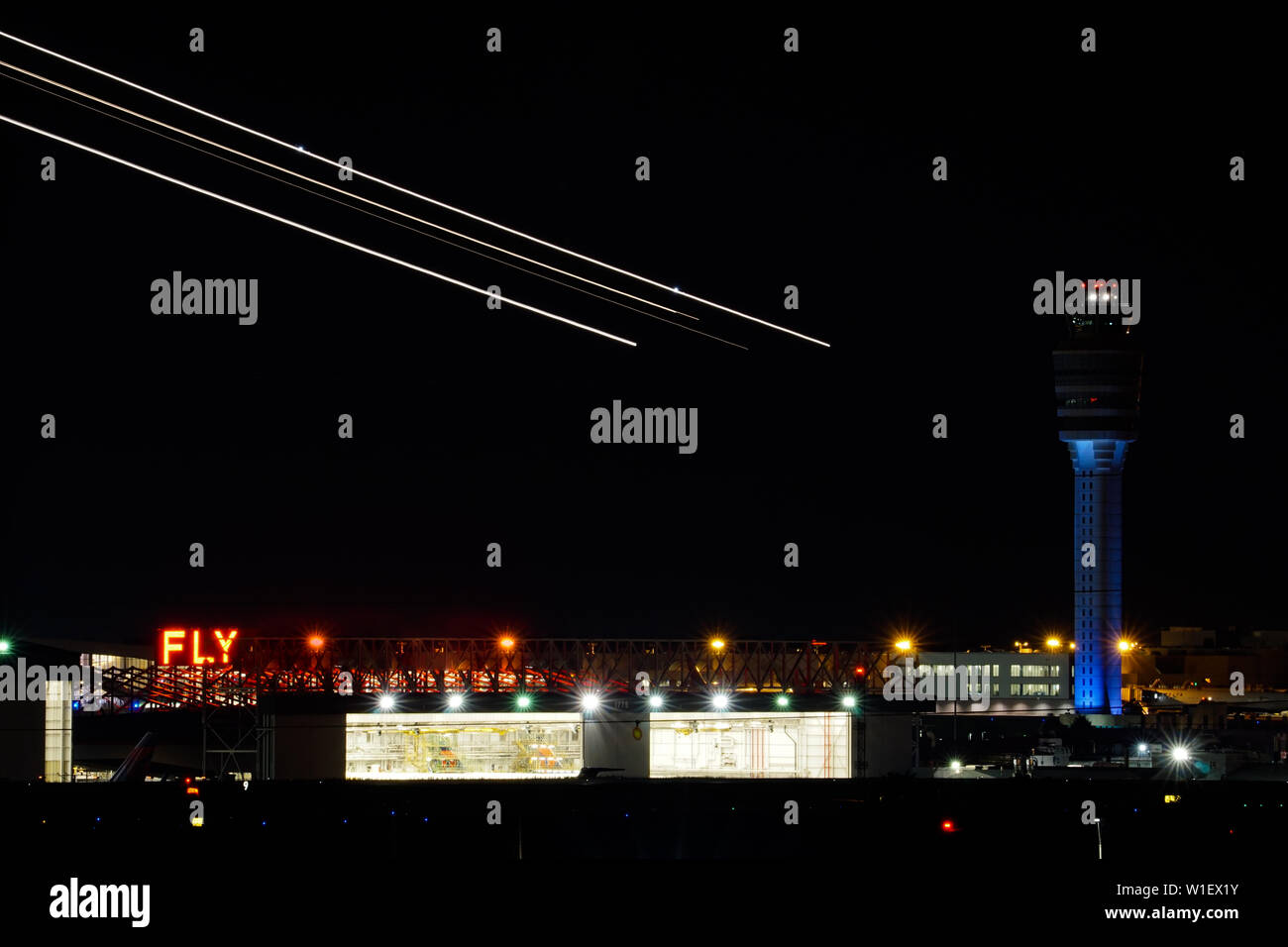Atlanta, GA, EE.UU. / : 27. Mayo, 2015 - vista nocturno del aeropuerto internacional de Atlanta con el control del tráfico aéreo y las rayas de los aviones que despegan sobre Foto de stock