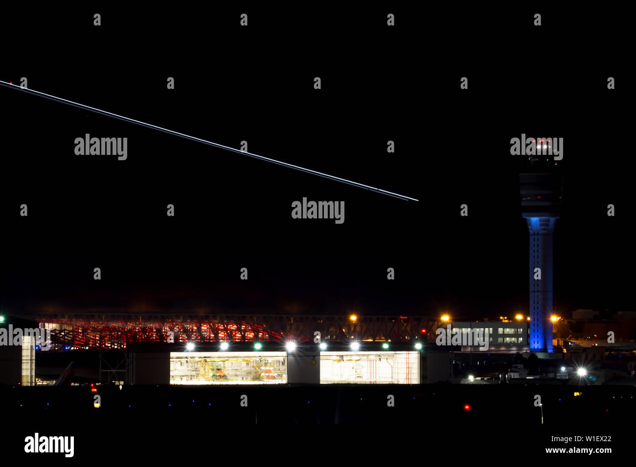 Atlanta, GA, EE.UU. / : 27. Mayo, 2015 - vista nocturno del aeropuerto internacional de Atlanta con el control del tráfico aéreo y las rayas de los aviones que despegan sobre Foto de stock