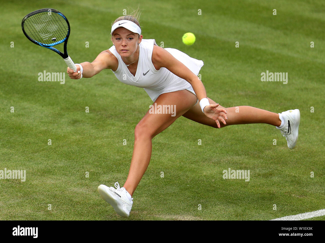 Katie Swan en acción en la segunda jornada de los campeonatos de Wimbledon en el All England Lawn Tennis y Croquet Club, Londres. Foto de stock